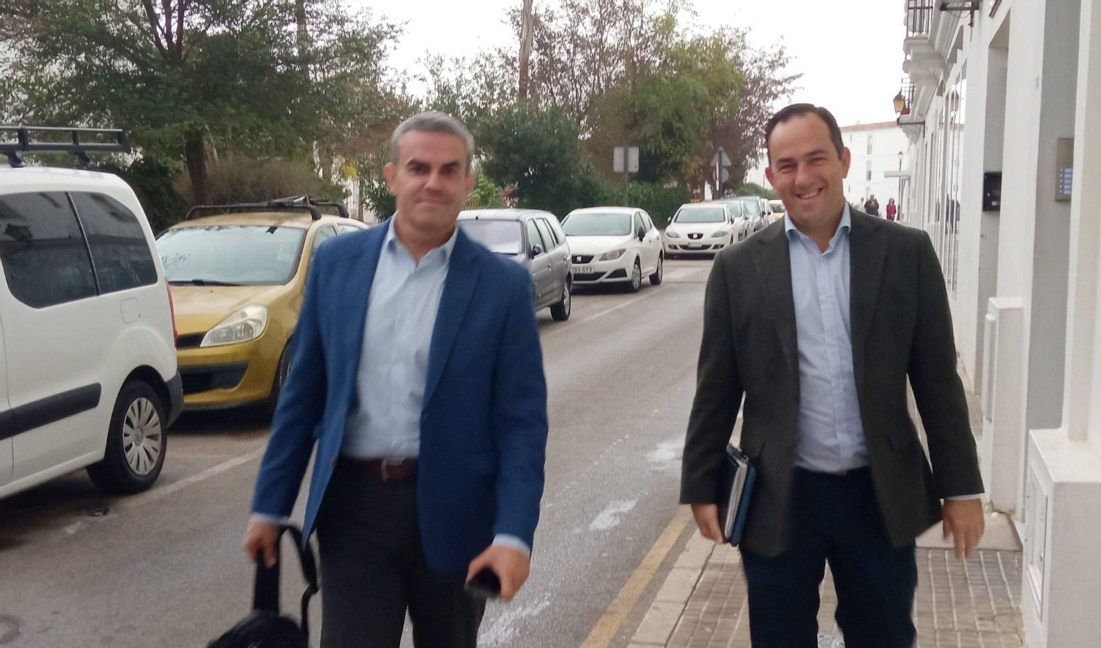 José Ortiz (izquierda) y Manuel Flor son dos de los ex alcaldes de Vejer que están siendo investigados.