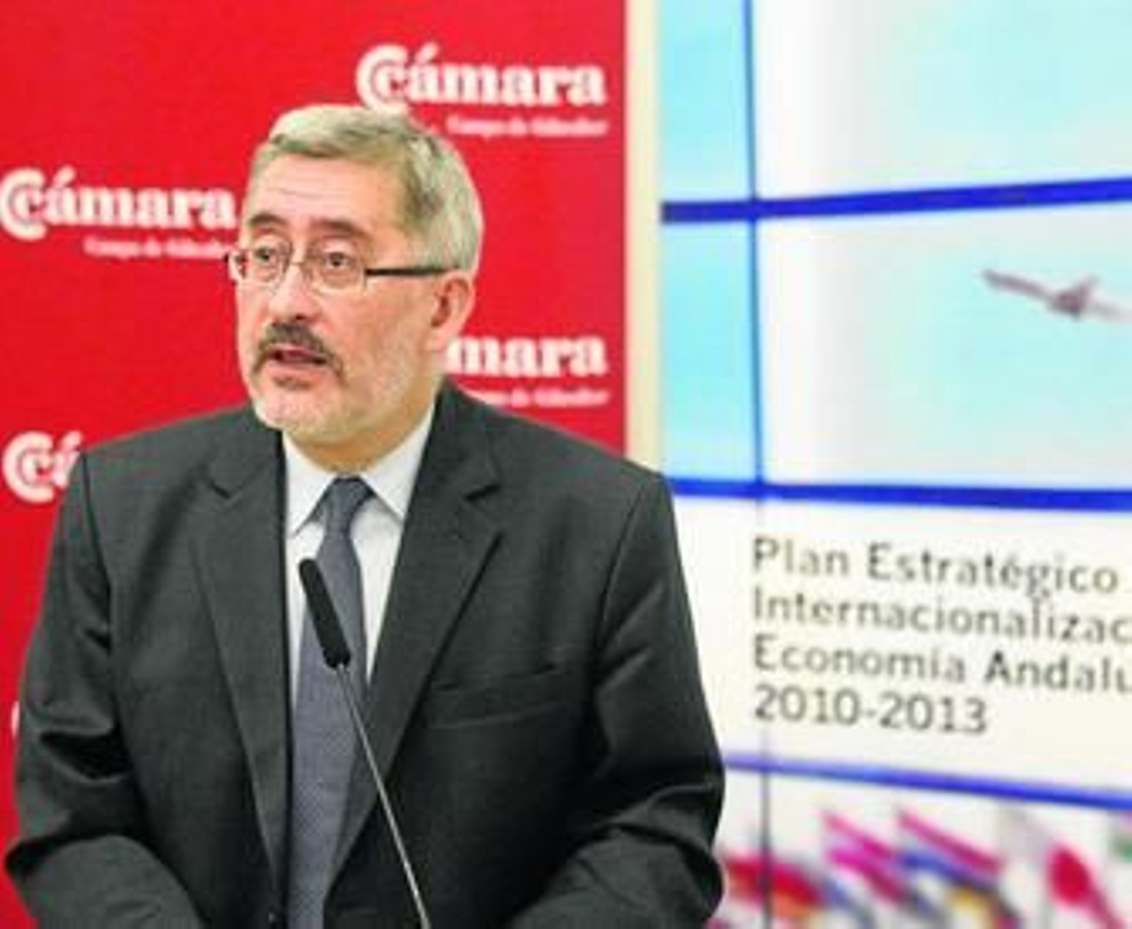 Antonio Ávila, consejero de Economía, durante la presentación en Algeciras del plan estratégico, anoche.