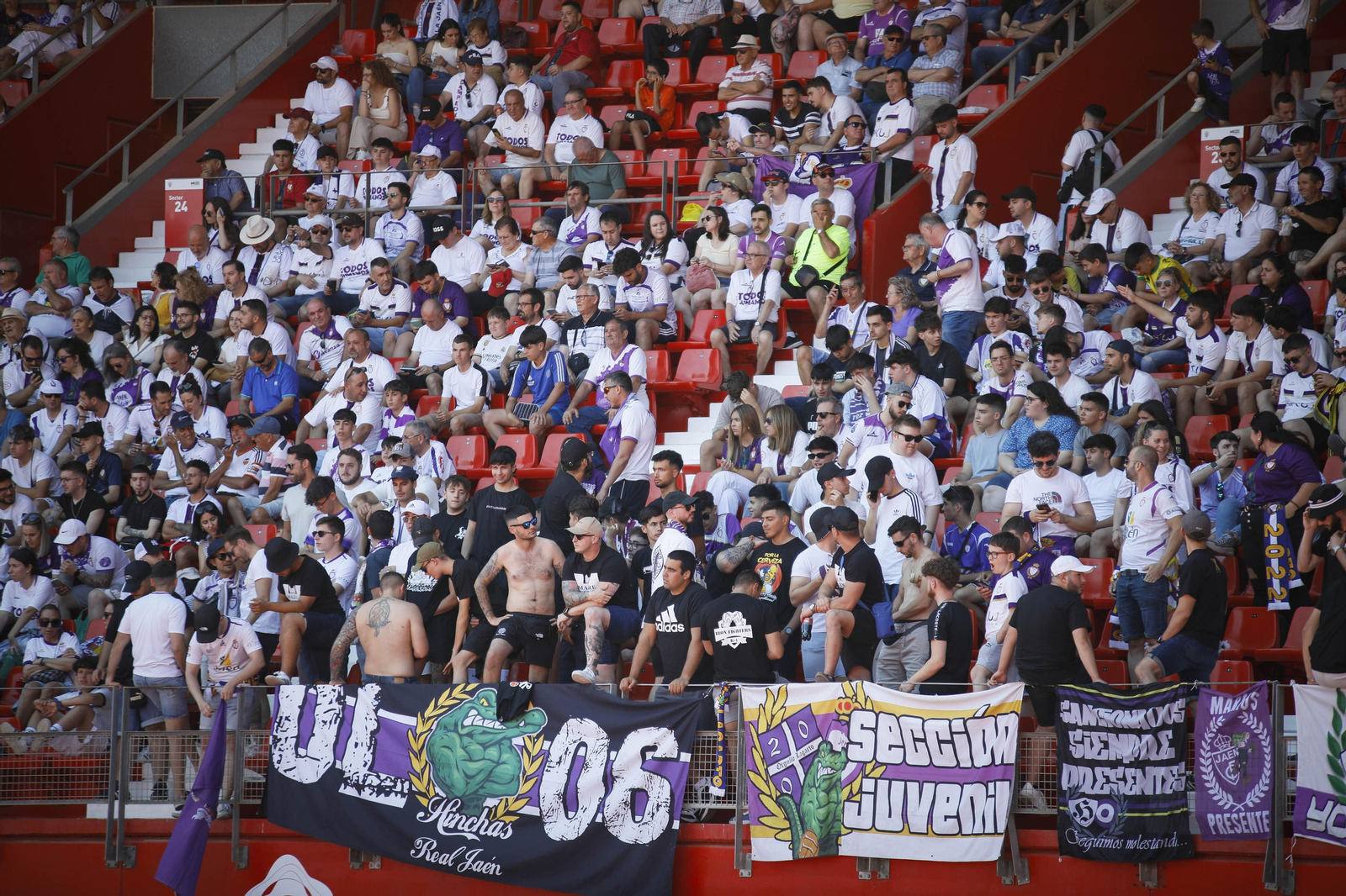 La afición lagarta tiñe de blanco y morado el Power Horse Stadium, en imágenes La afición lagarta tiñe de blanco y morado el Power Horse Stadium, en imágenes