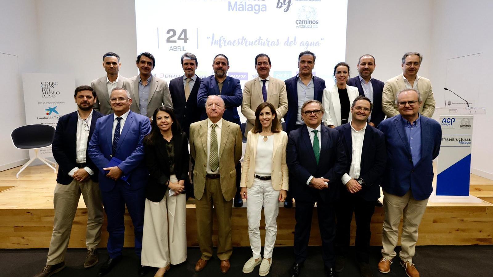 Foto de familia de los participantes.