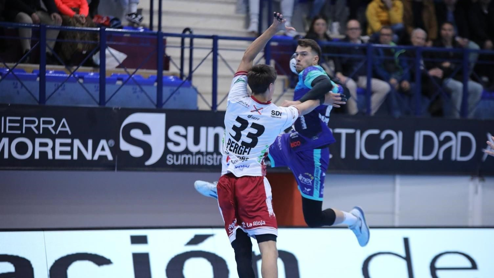 David Estepa lanza por encima de la defensa del Ciudad de Logroño.