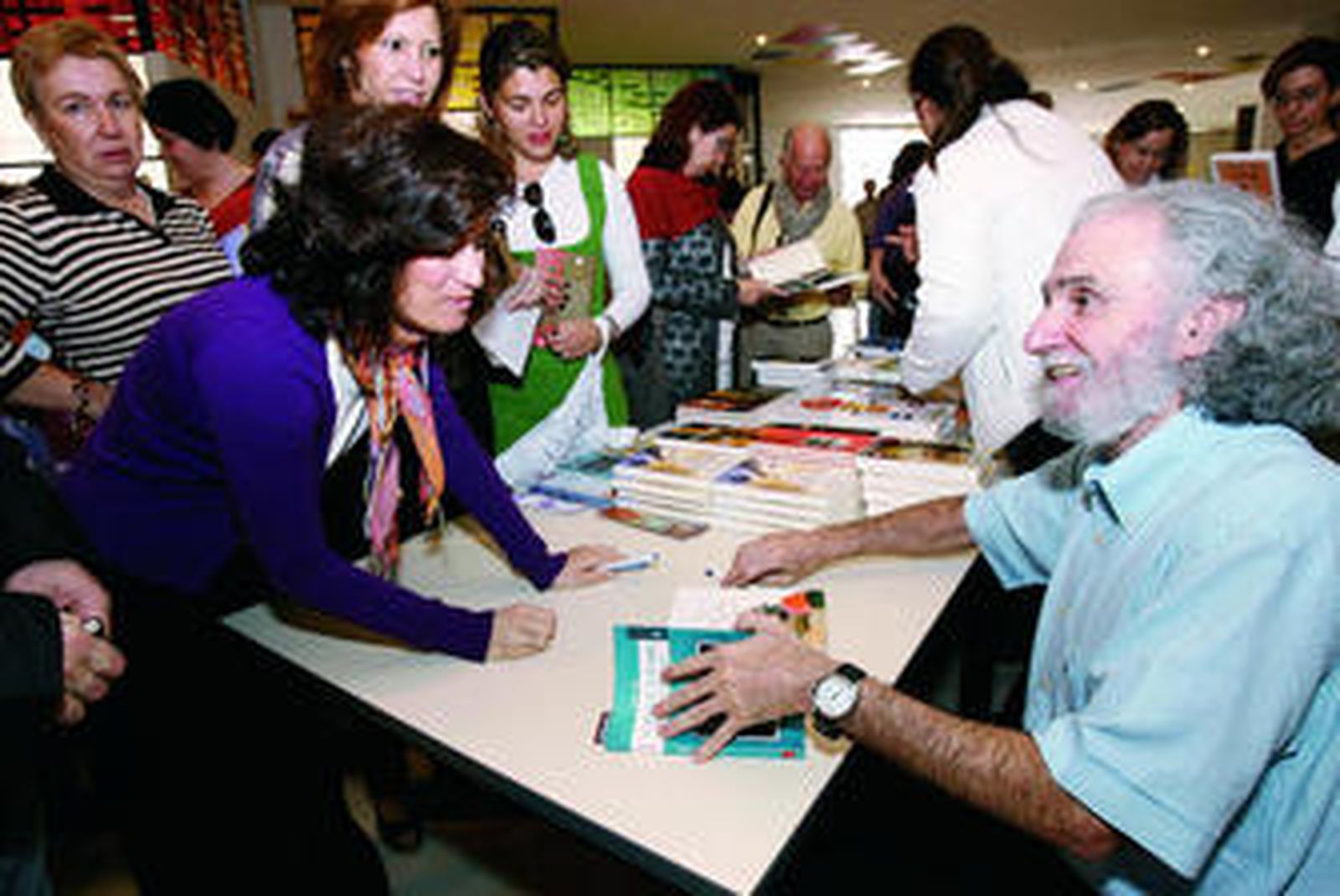 Ramiro Calle firma ejemplares de sus libros entre los participantes del curso.