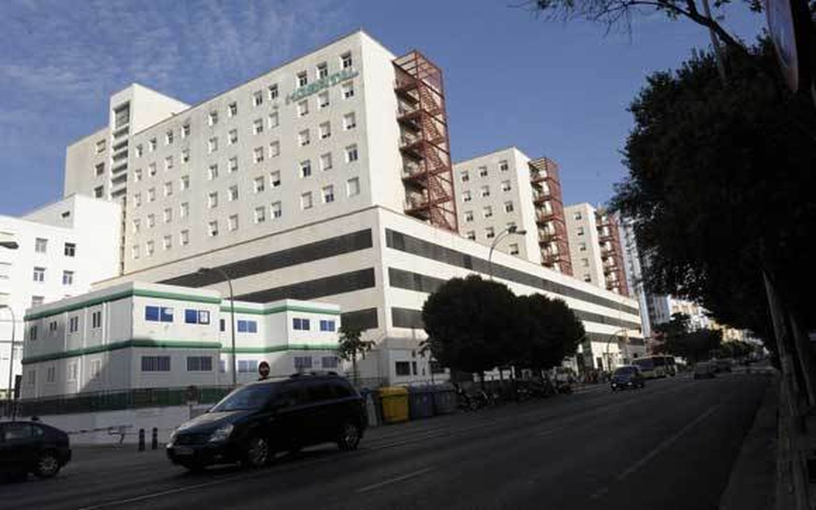 Vista general del hospital Puerta del Mar. /Jesús Marín