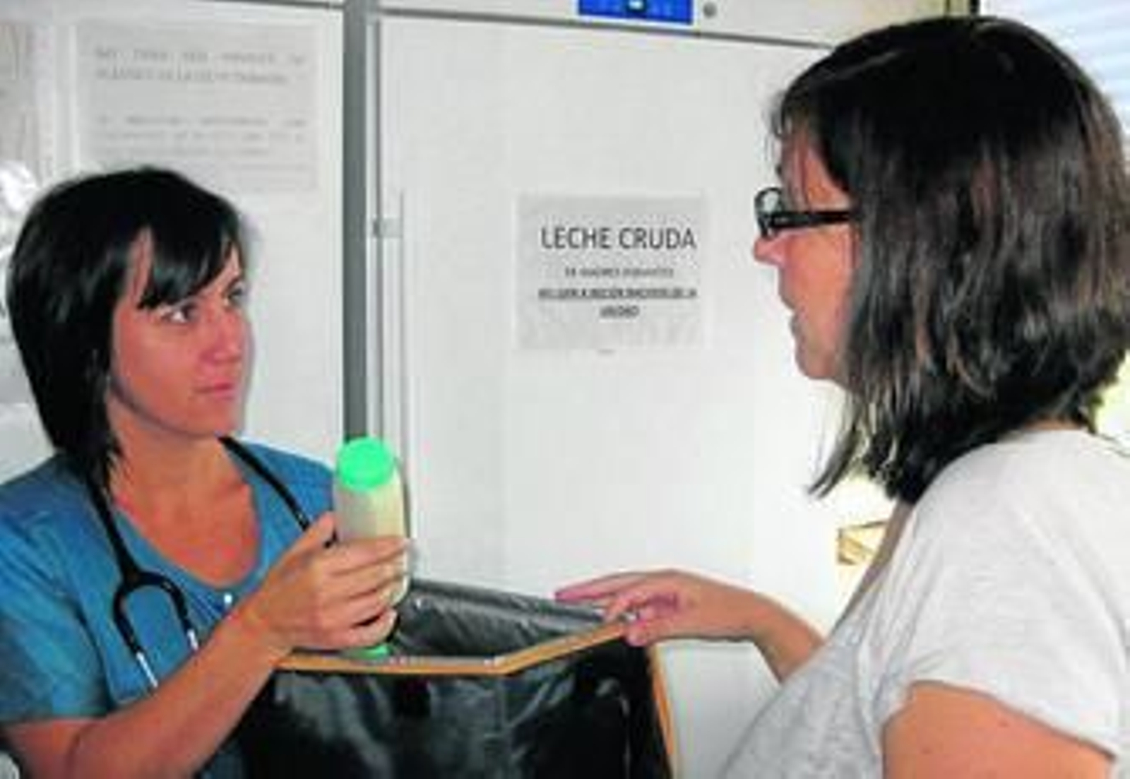 Laura Affumicato (izquierda), responsable del punto de donación de leche del Hospital Materno.