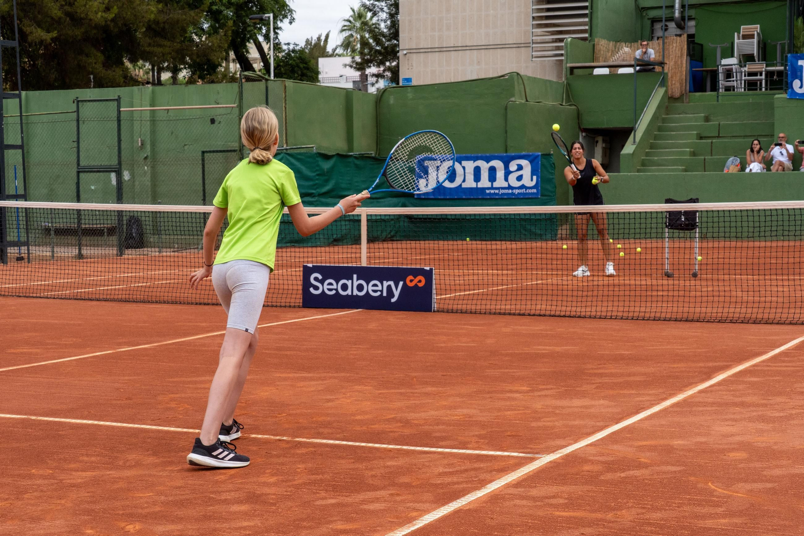Imágenes del Clinic con Paula Badosa, Jessica Bouzas y los alumnos de la escuela del Real Club Recreativo de Tenis de Huelva  