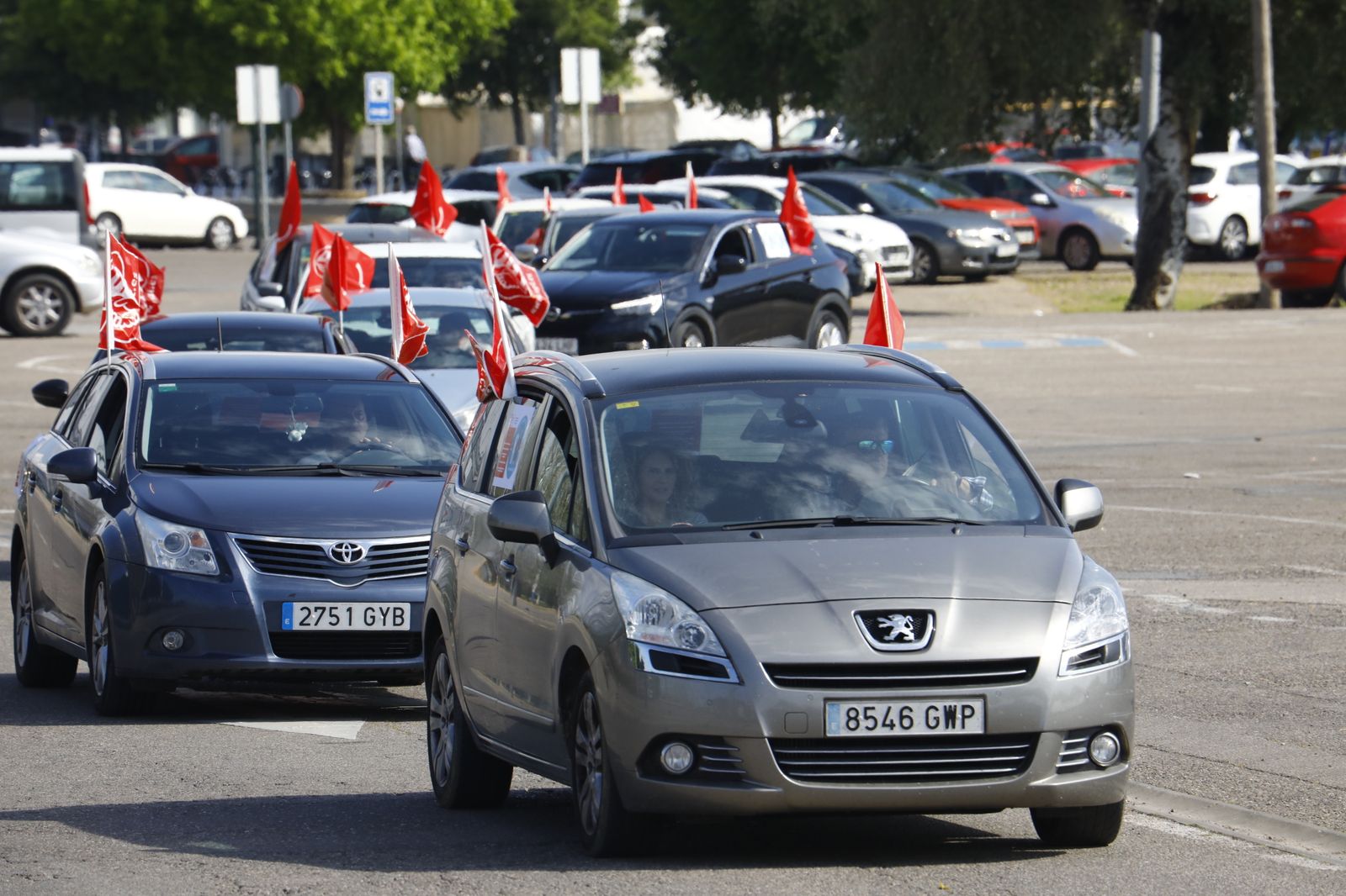 La caravana de coches de UGT en apoyo a las trabajadoras de ayuda a domicilio de Córdoba, en imágenes