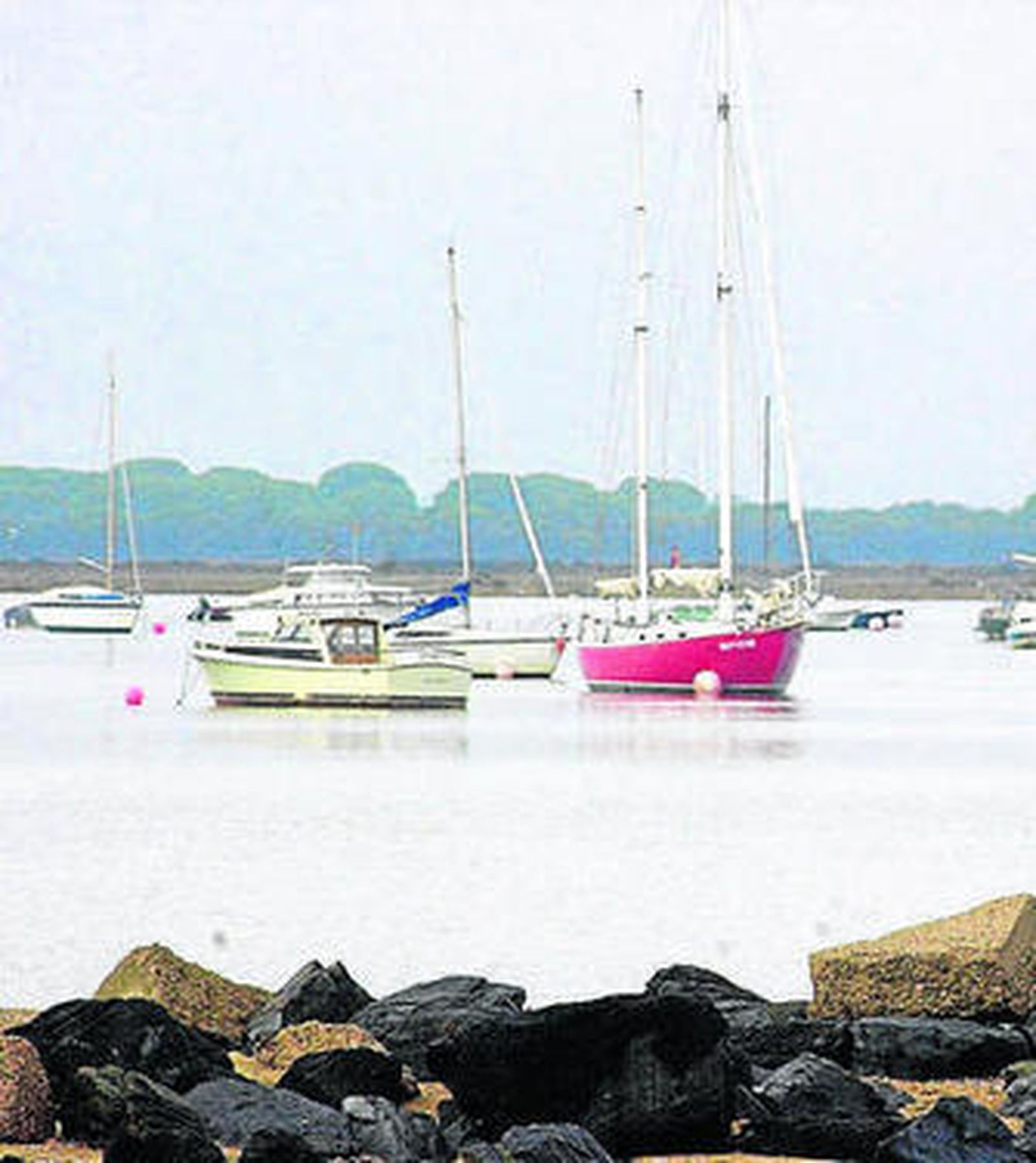 Barcos que trabajan en el dragado de la Ría de Punta Umbría.