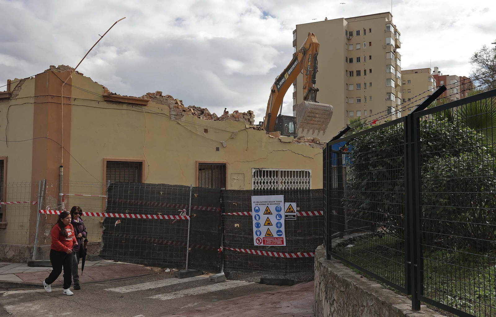Fotos de los trabajos de demolición de las viviendas militares de la avenida Virgen del Carmen en Algeciras