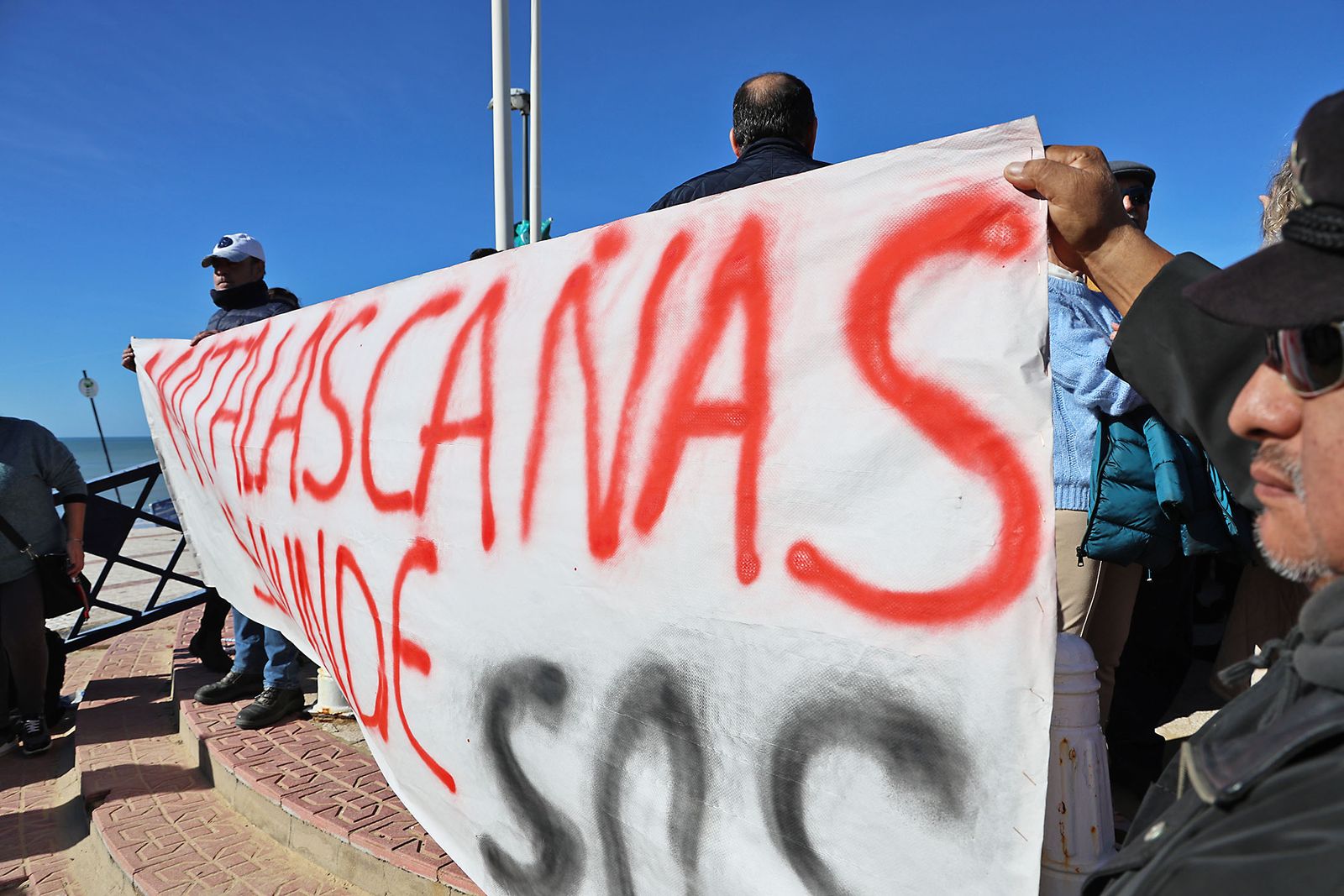Fotografías de la concentración de los vecinos de Matalascañas tras los destrozos del paseo marítimo