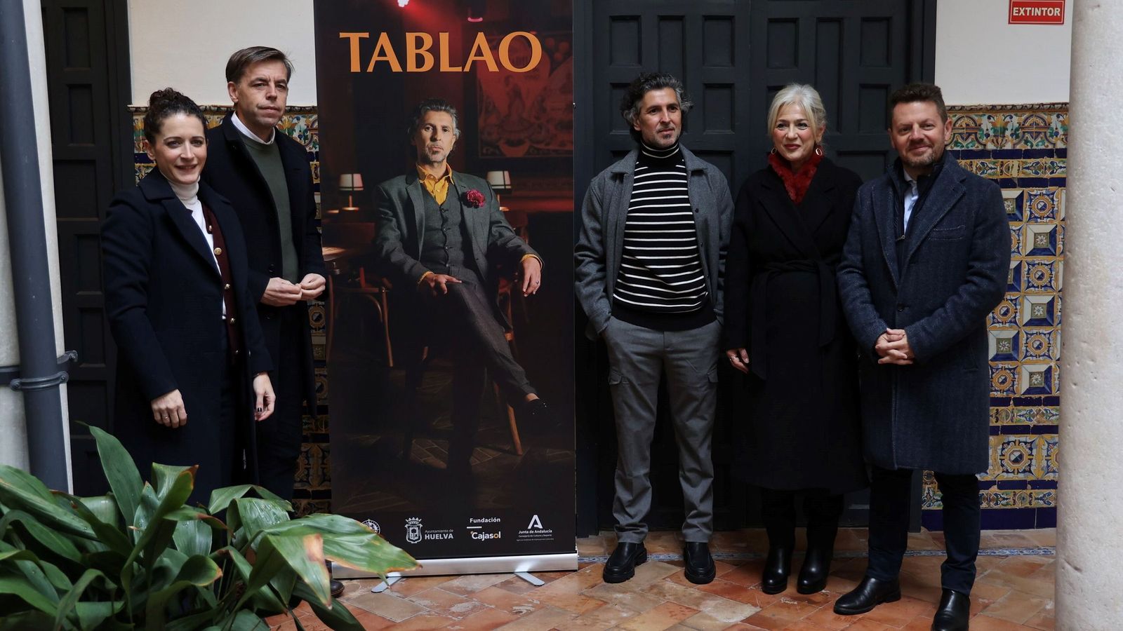 El cantaor posa con las autoridades antes de la presentación.