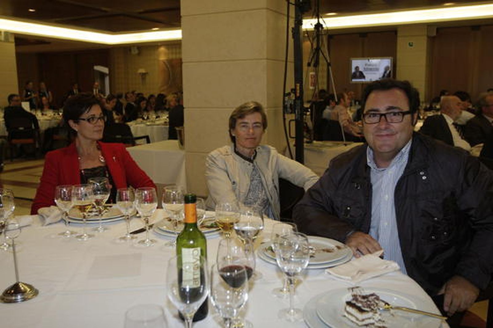 La delegada de Economía, Adriana Valverde, con Isabel Juan de Asahal y José Antonio Fuentes.

Foto: Fran Leonardo