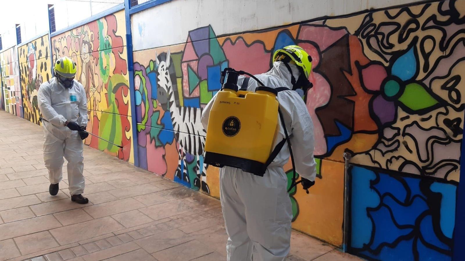 Bomberos en la Residencia de Menores Santa Beatriz, de Afanas, en El Puerto.