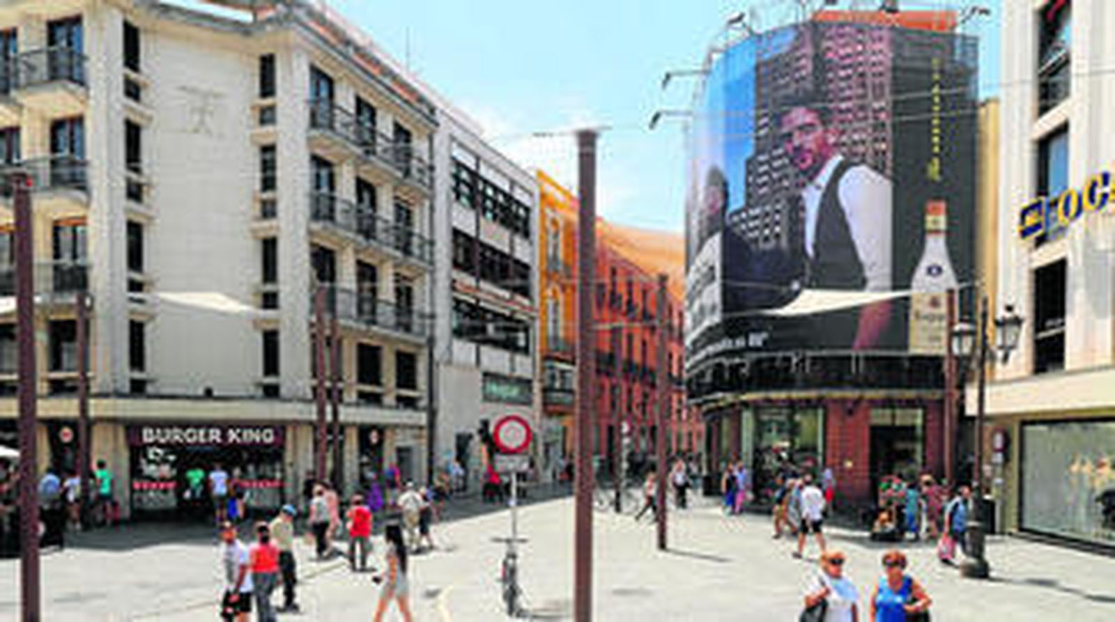 Instalación publicitaria de grandes dimensiones que cubre la fachada del edificio situado en la esquina de la Plaza de la Campana.