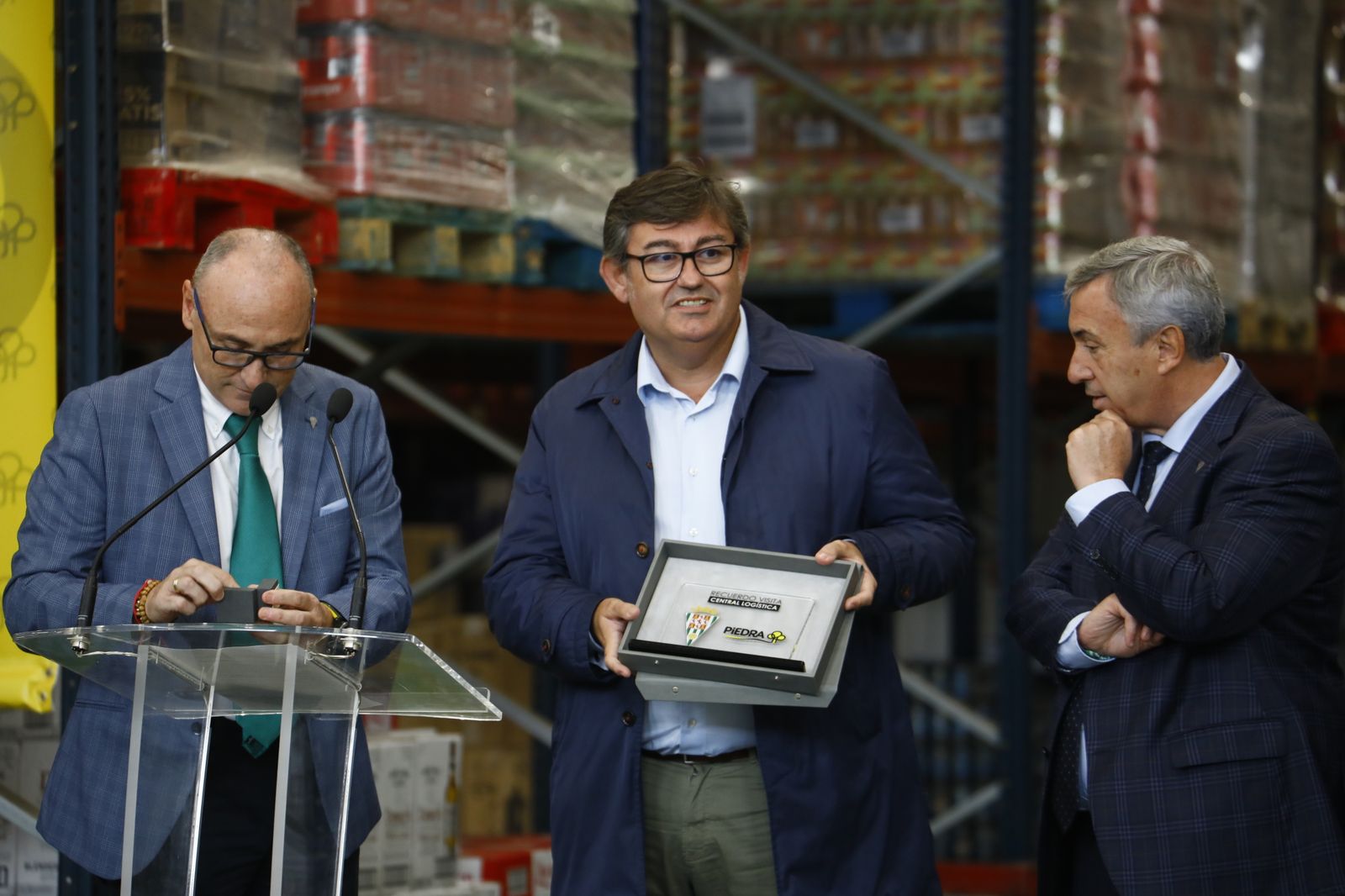 La visita institucional del Córdoba CF a Supermercados Piedra, en imágenes