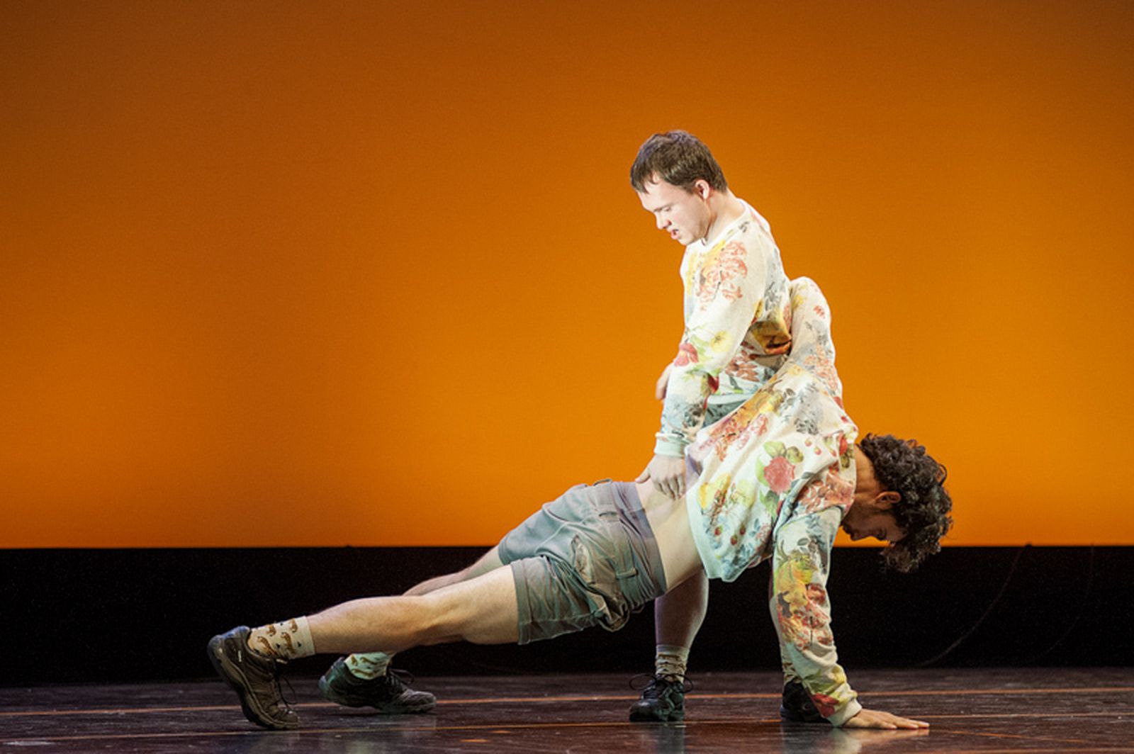 Jaime García (de pie) y Arturo Parrilla en una imagen de 'Idem'.