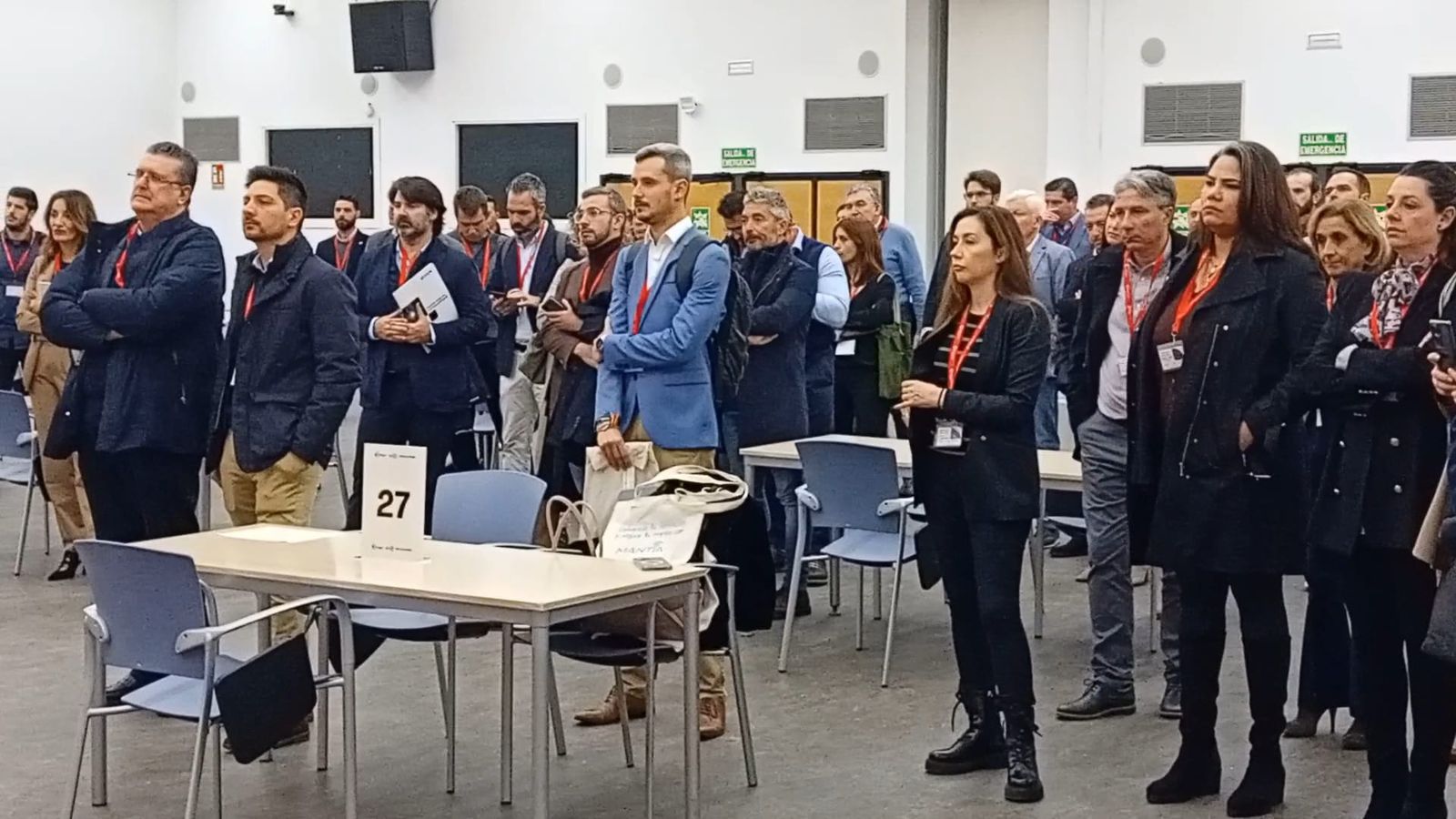 Empresarios escuchando la inauguración del evento.