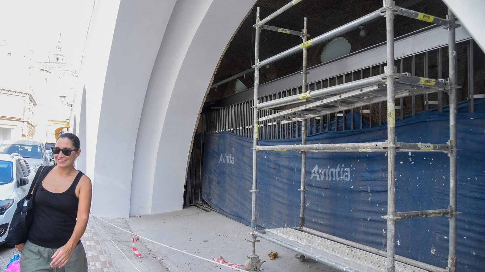Uno de los arcos abiertos a la calle Dos de Mayo.