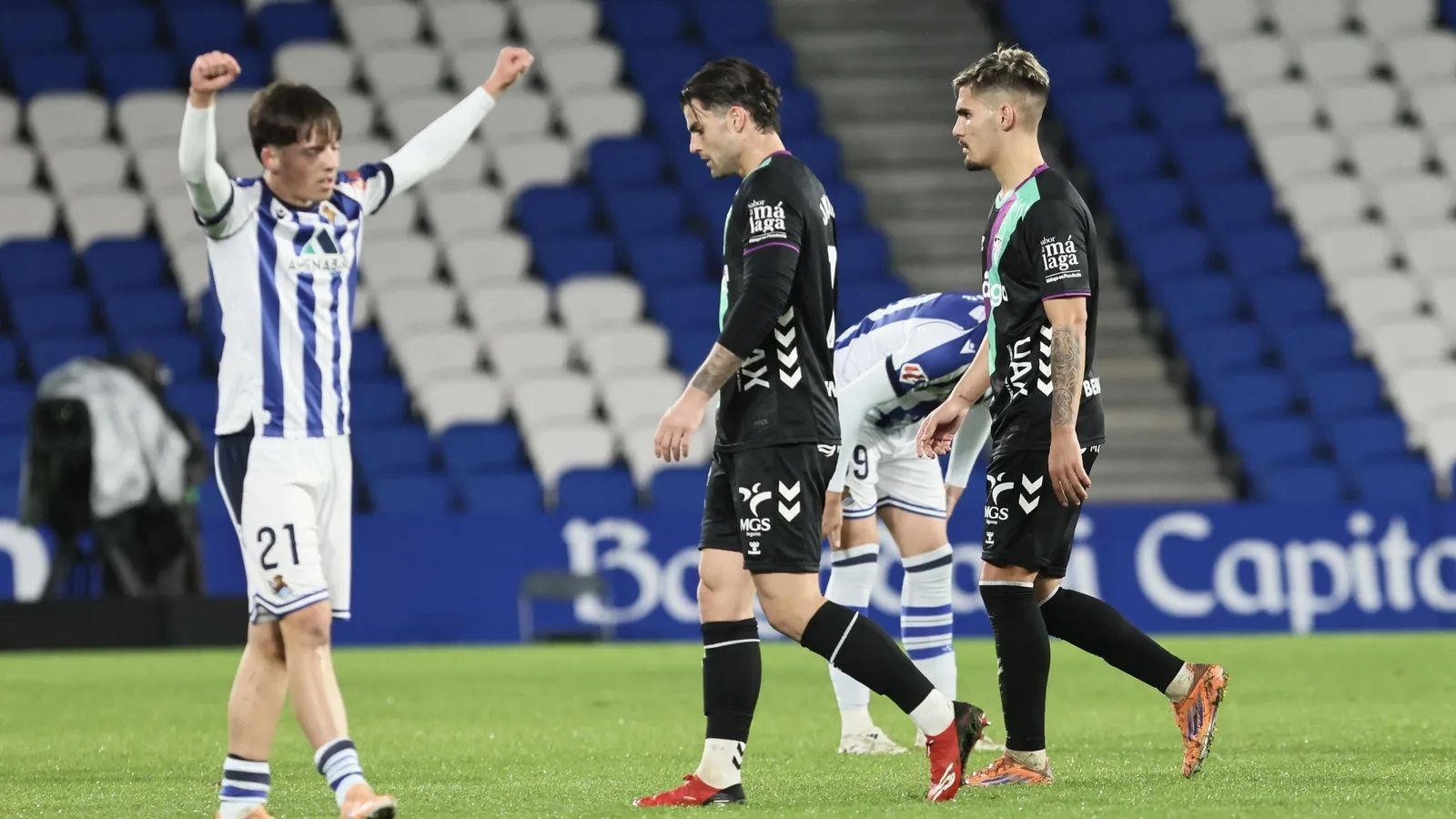 Celebración realista ante la decepción de los malaguistas al acabar el partido.