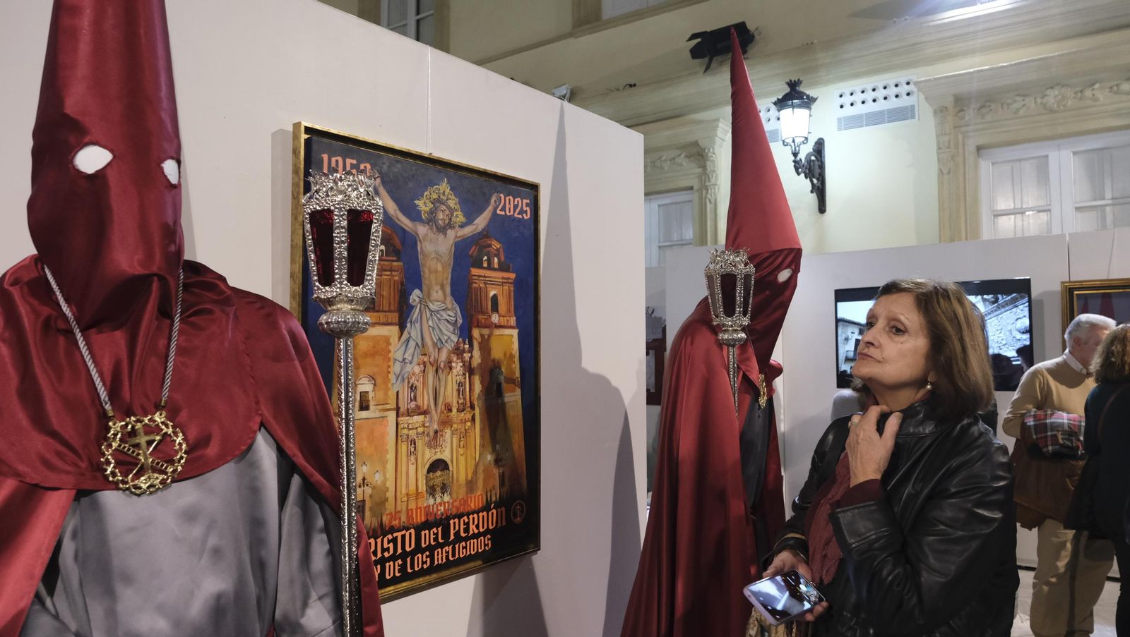 Fotos de la exposición de la Cofradía del Perdón y los Afligidos de Vélez Rubio en la Diputación de Almería