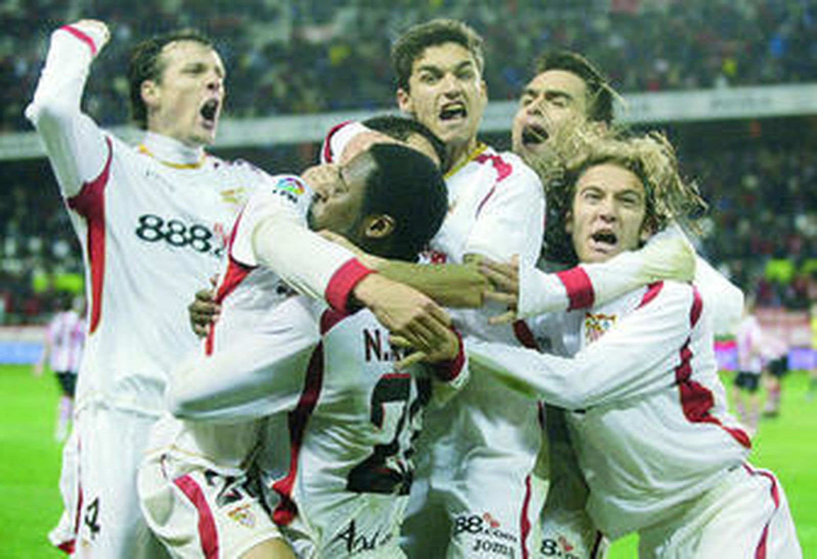 Jugadores sevillistas, entre ellos el almeriense Diego Capel, celebrando un gol.