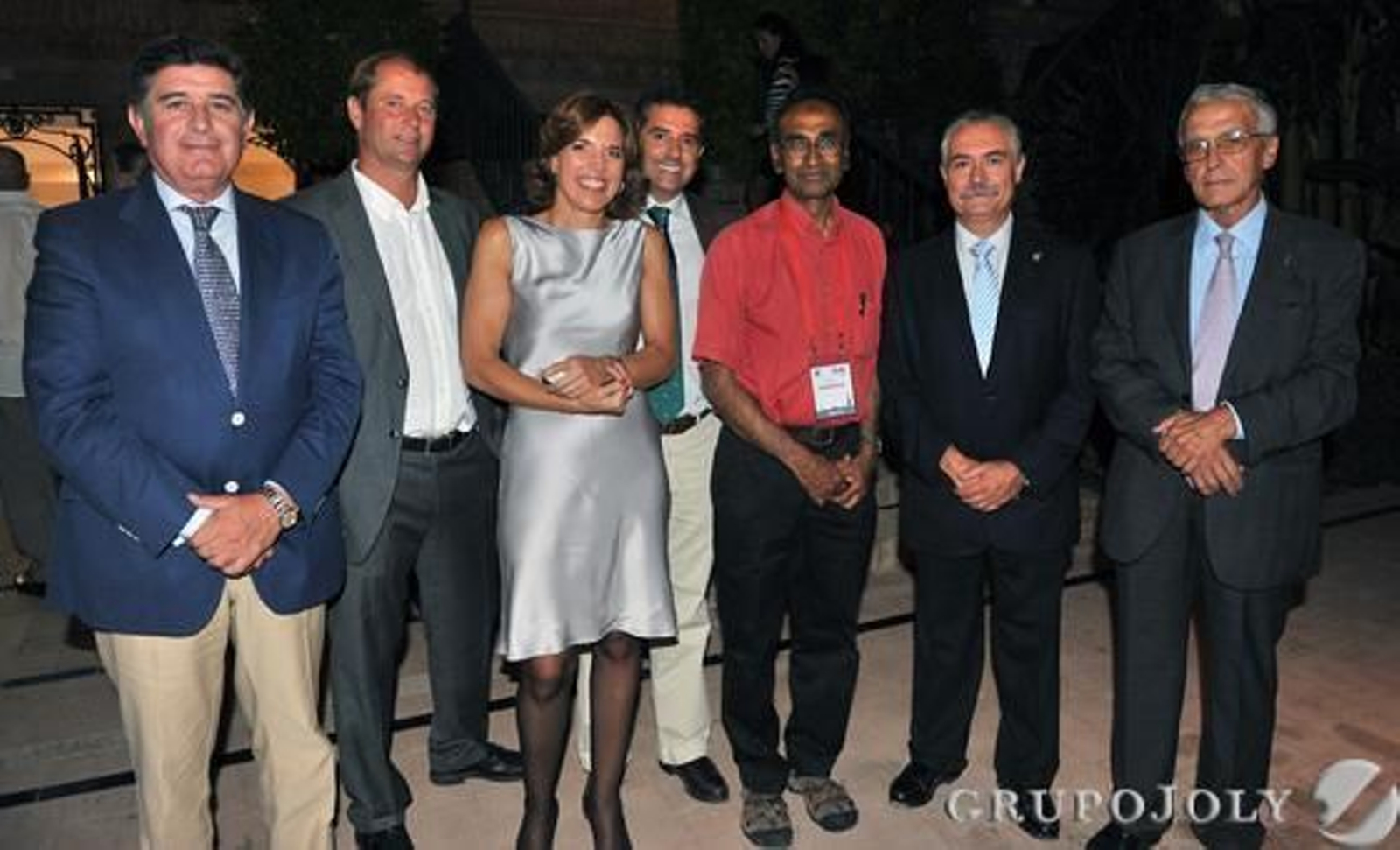 Manuel Pérez, presidente del Colegio de Farmacéuticos de Sevilla; Nils Ericsson, consultor de medio ambiente; Victoria Herrera, del Grupo Joly; Álvaro Alés, de Arena Media; Venki Ramakrishnan; el catedrático Antonio Rabasco y José Luis de Justo Alpañés, presidente de la Academia Sevillana de Ciencias.

Foto: Juan Carlos Vazquez/Victoria Hidalgo
