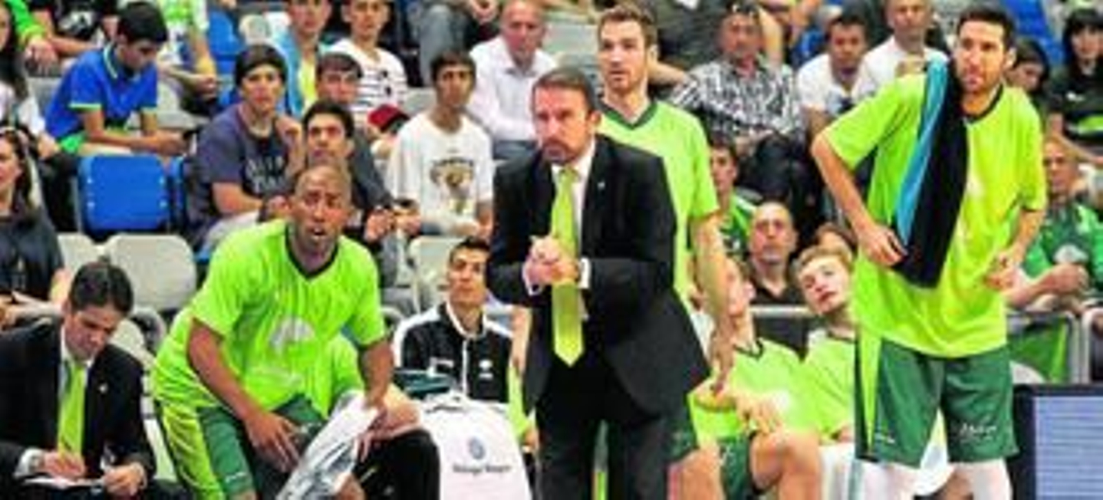 Joan Plaza y su banquillo contemplan con atención el desarrollo de una jugada.