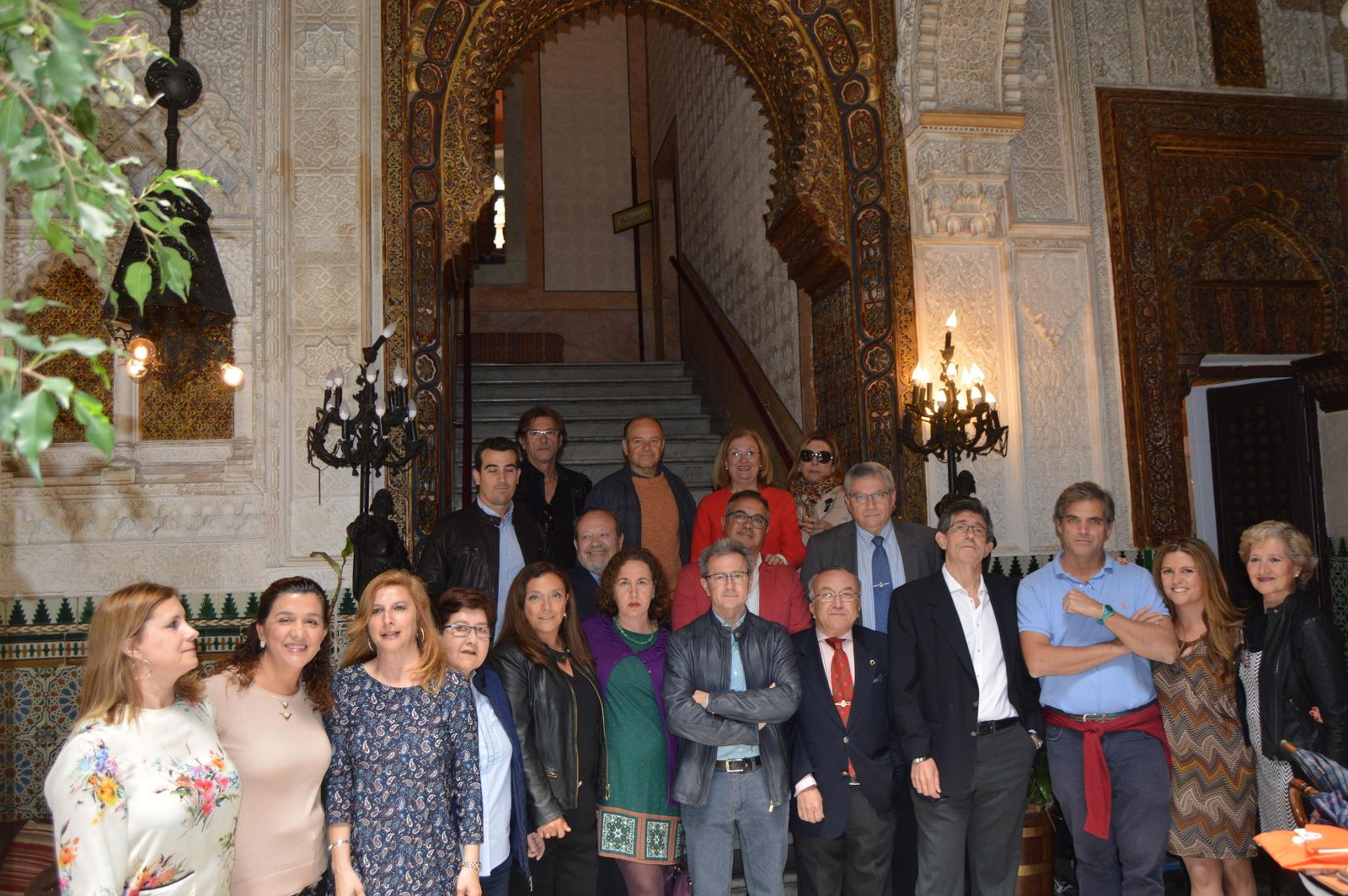 El homenajeado José Manuel Romero Freyre, rodeado del grupo de compañeros que asistió al almuerzo con motivo de su jubilación, celebrado en el Casino Gaditano.