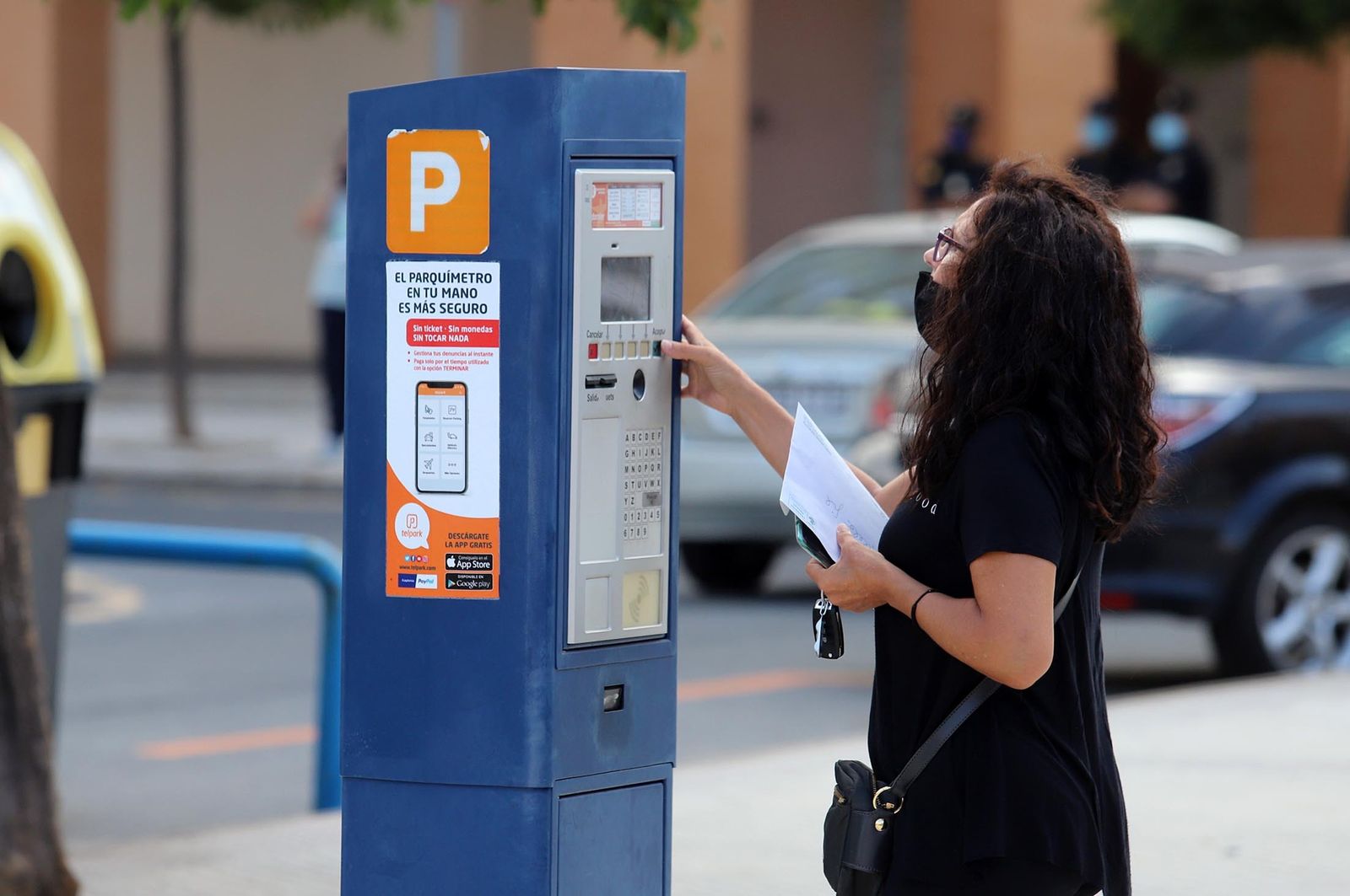 Una usuaria del servicio de ORA en la capital onubense.
