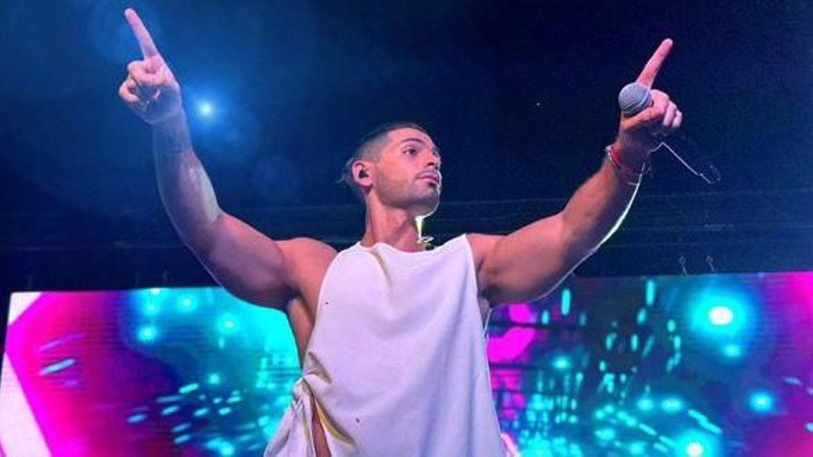 El cantante murciano Salva Ortega en un concierto de su gira de 2025.