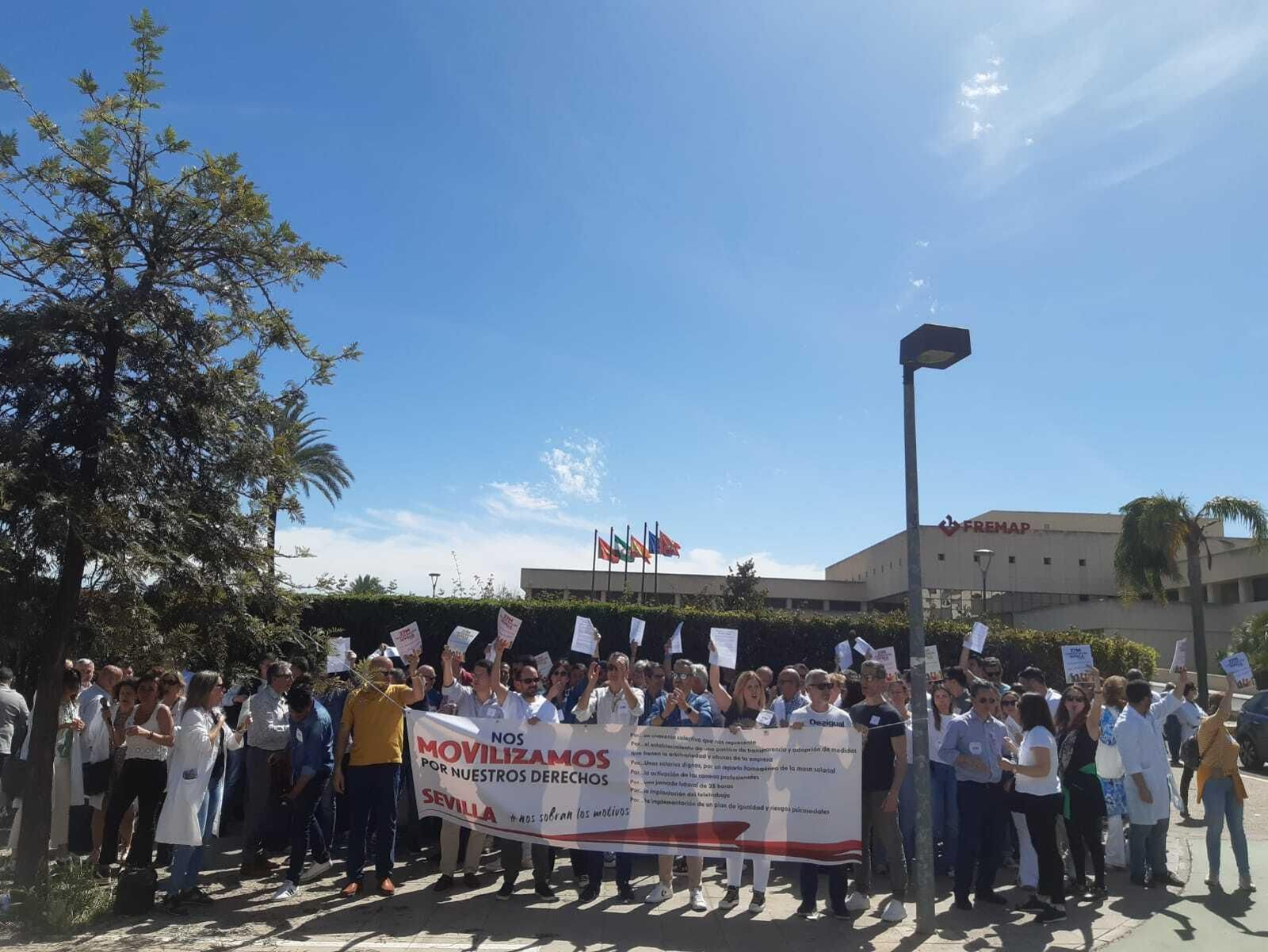 La plantilla de Fremap protesta a las puertas del centro hospitalario en Sevilla.