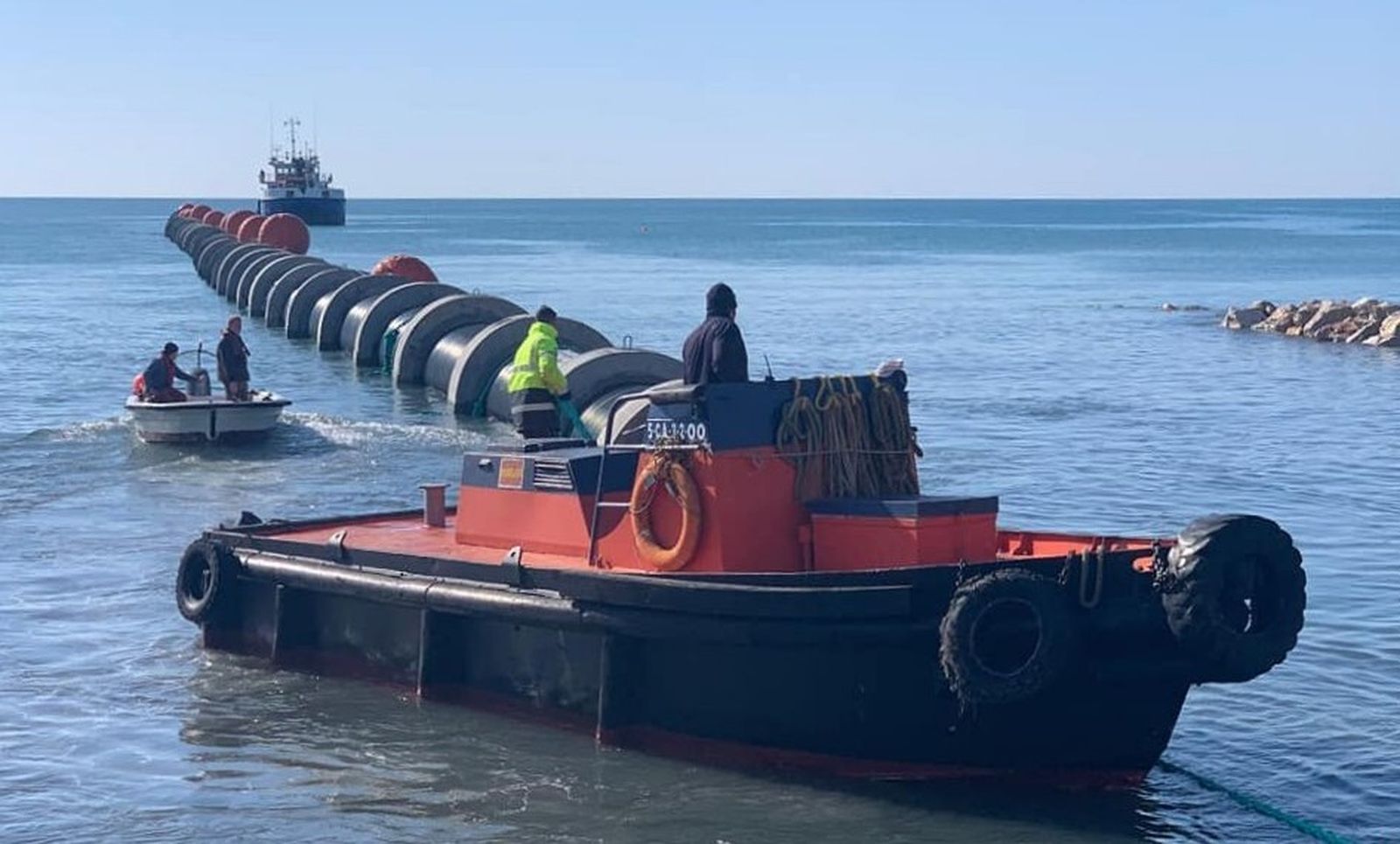 Los trabajos de colocación del tubo del futuro aliviadero en la playa de La Costilla.
