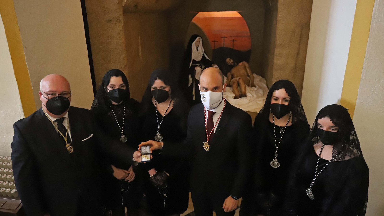 Fotos del Viernes Santo en Algeciras: Mortaja, Misericordia y Santo Entierro