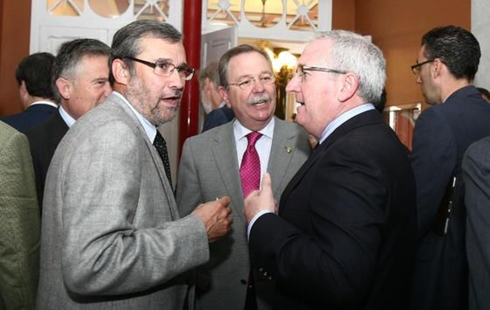 El presidente de la Asociación de la Prensa de Huelva, Rafael Terán, junto al director de Hipercor-Tiendas El Corte Inglés de Huelva, Andrés Fuentes, y el director de Cope, Ignacio González.

Foto: Josue Correa/Alberto Dominguez