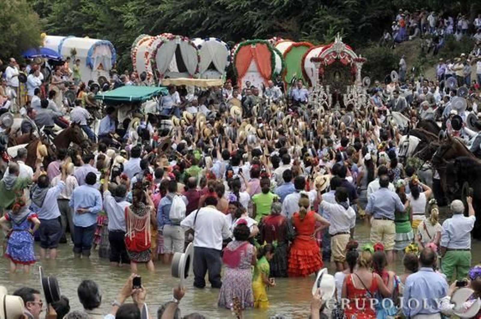 La Hermandad de Sevilla cruza el Quema camino del Rocío.

Foto: Juan Carlos Vázquez
