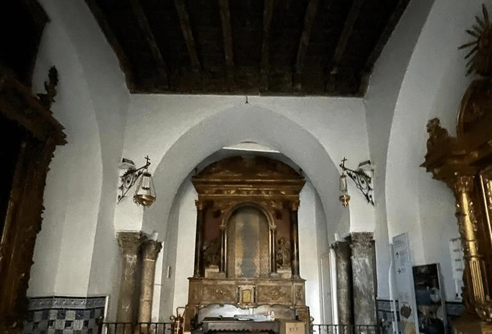 Se inician los trabajos de desmontaje del retablo frontal de la capilla de San Onofre de la Catedral de Sevilla.