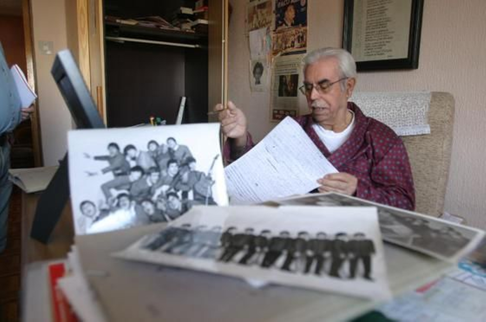 Enrique  Villegas , en su casa, muestra algunas fotos de Los Beatles de Cádiz./Julio González