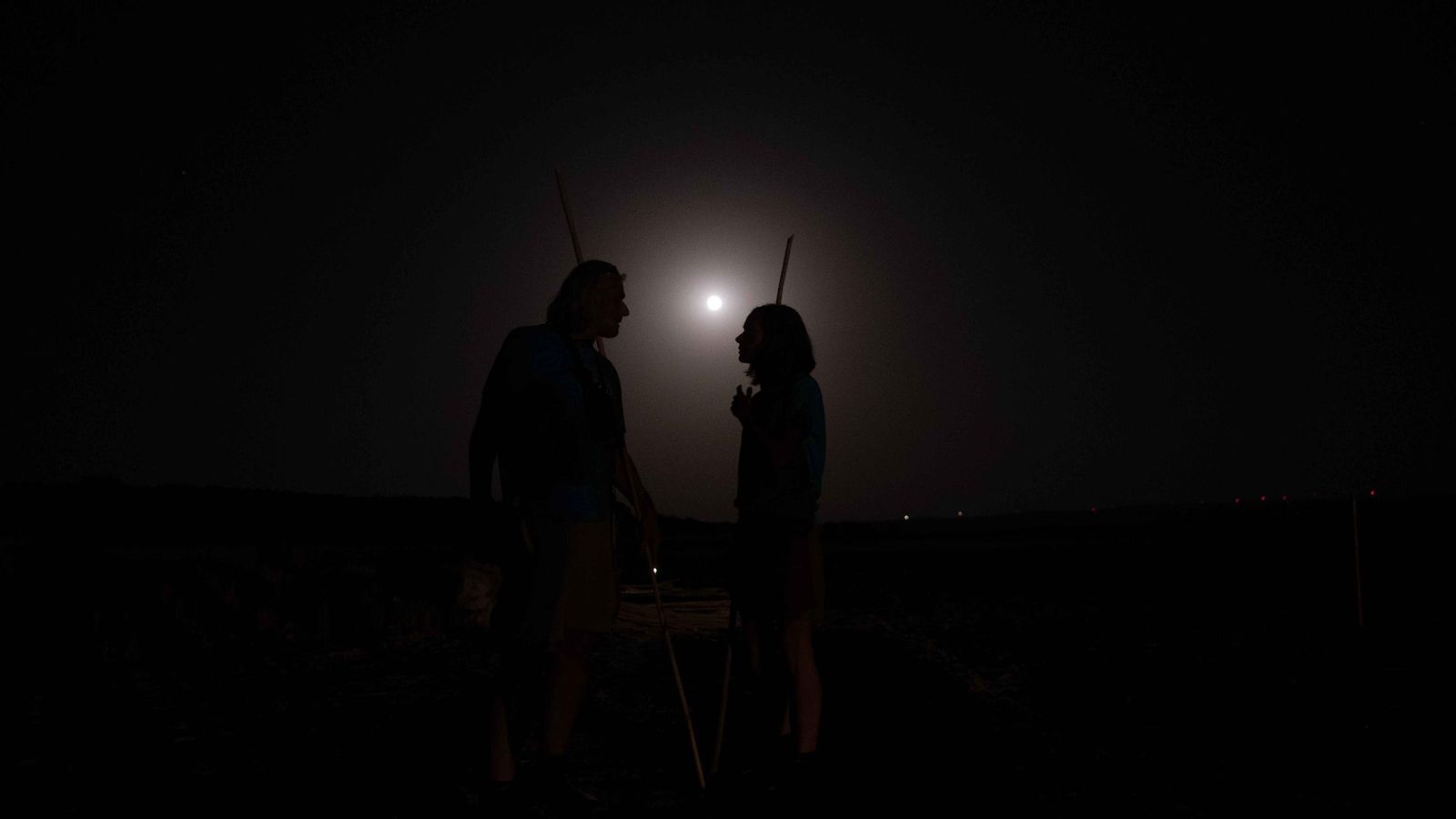Voluntarios esperando para entrar en la laguna durante la madrugada.