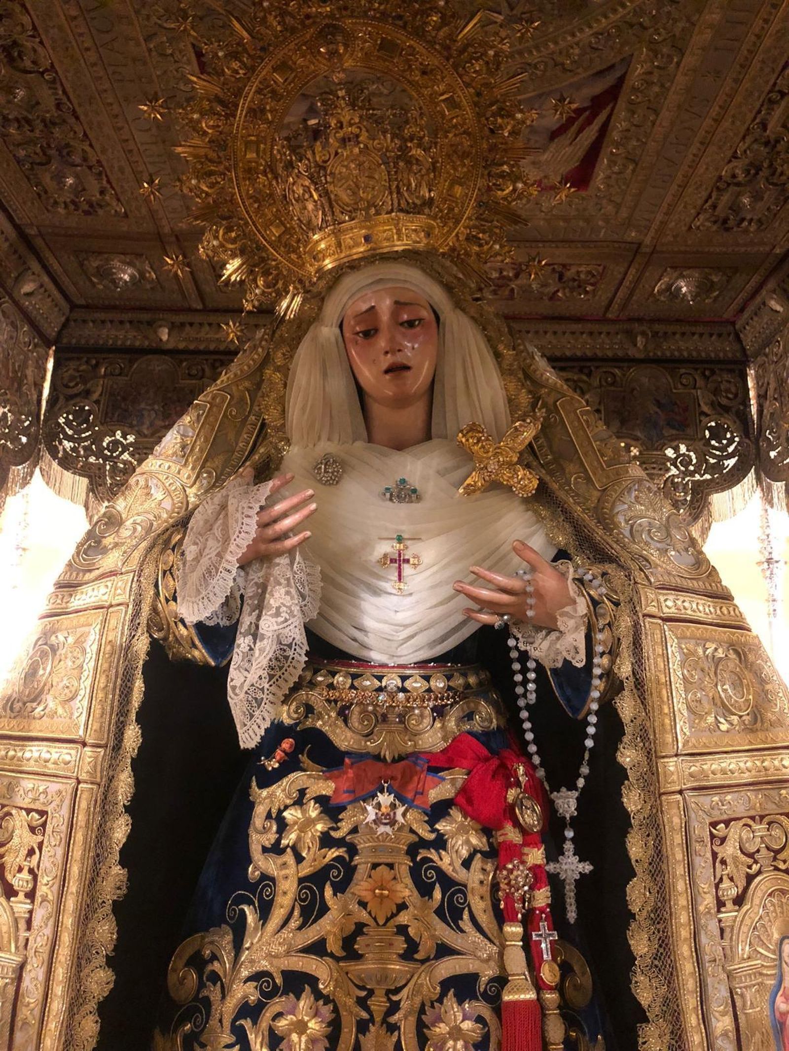 La Virgen de la Angustia, con la Cruz de la Orden de San Raimundo de Peñafort.