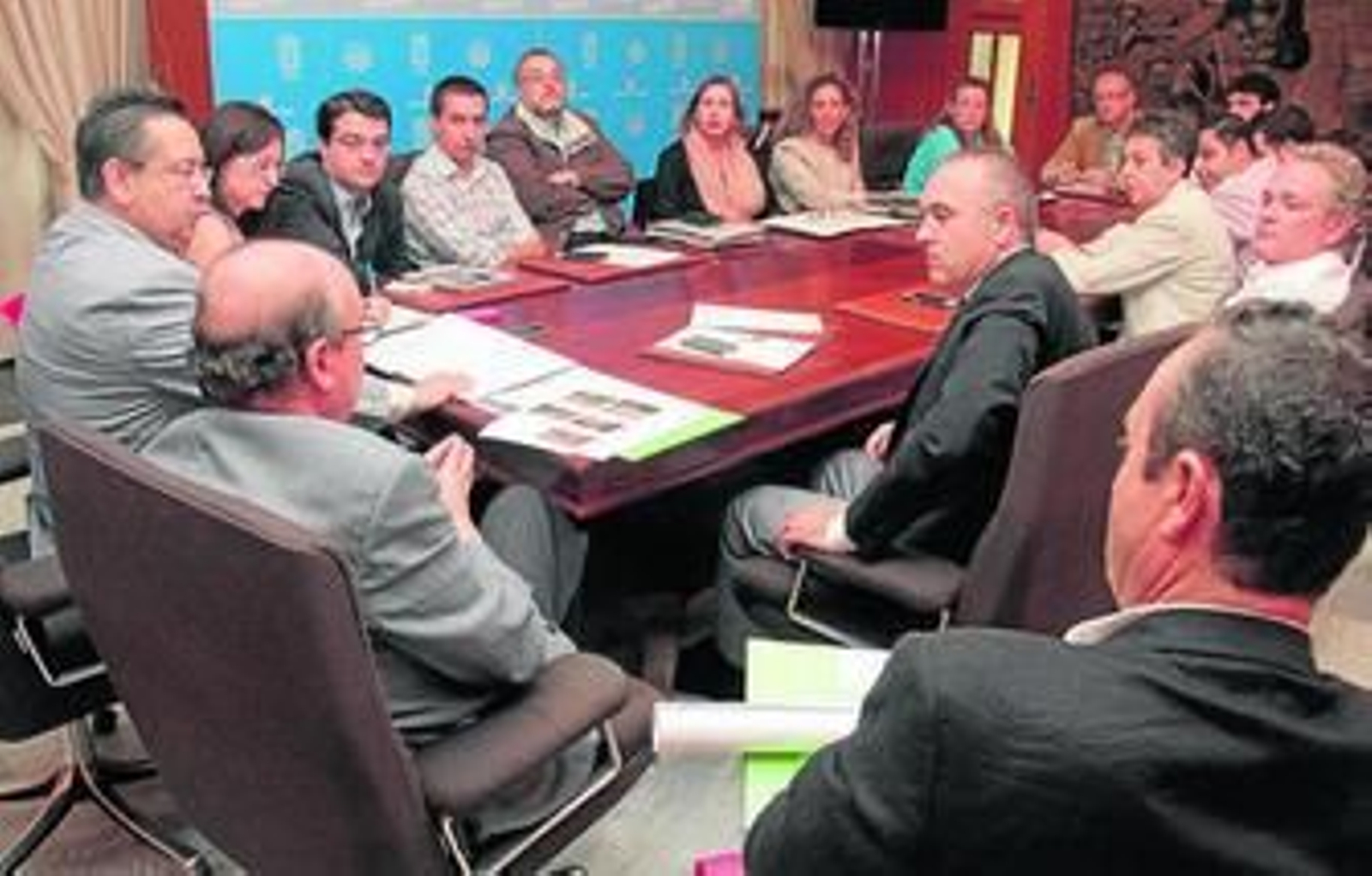 Integrantes del consejo asesor de comercio en el que se aprobó la construcción del parking.