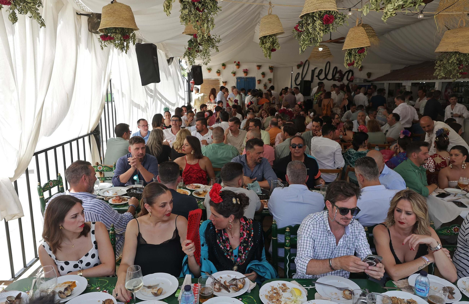 Almuerzos en la caseta El Relevo.