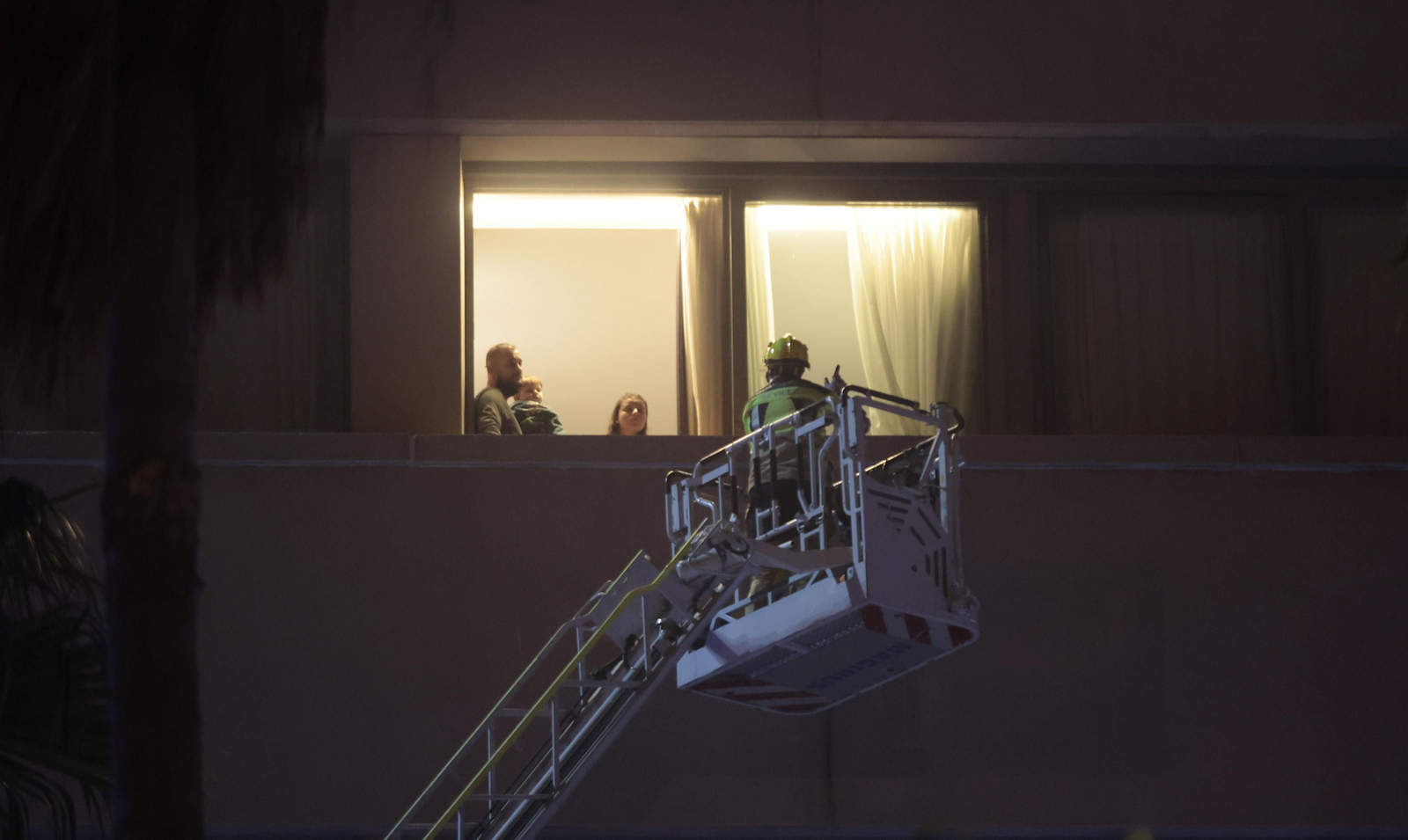 Las imágenes del incendio en el Hotel Isla de la Cartuja