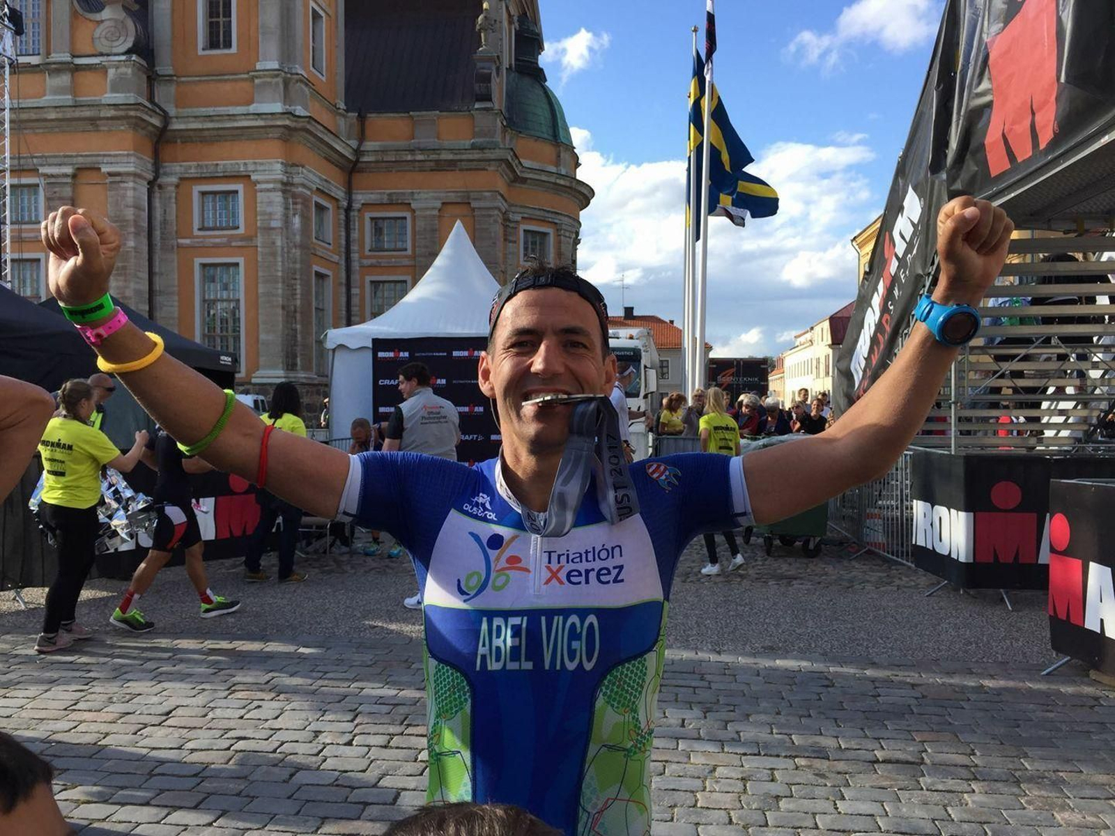 Abel Villena, radiante tras finalizar el Ironman de Kalmar, en Suecia.