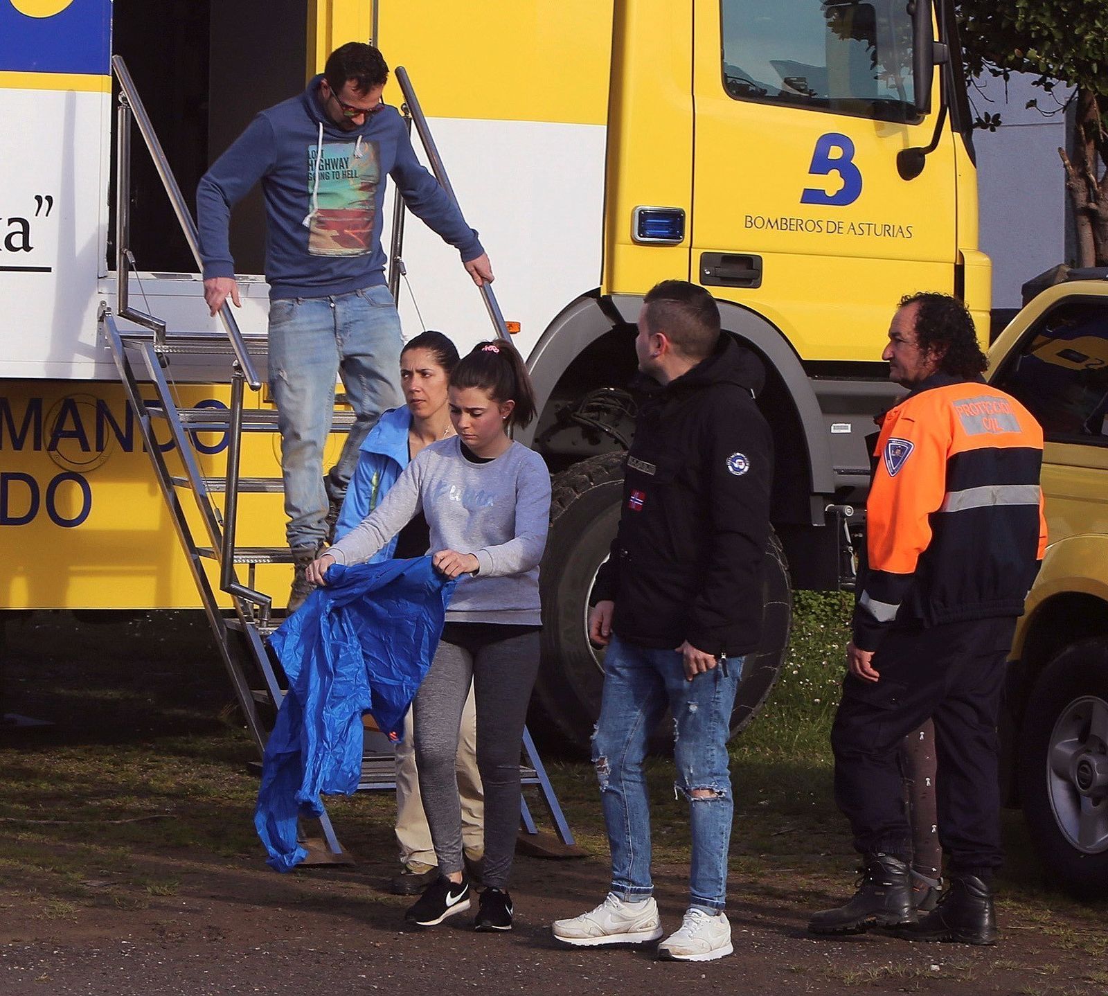 Familiares de Concepción Barbeira participando ayer en la búsqueda.