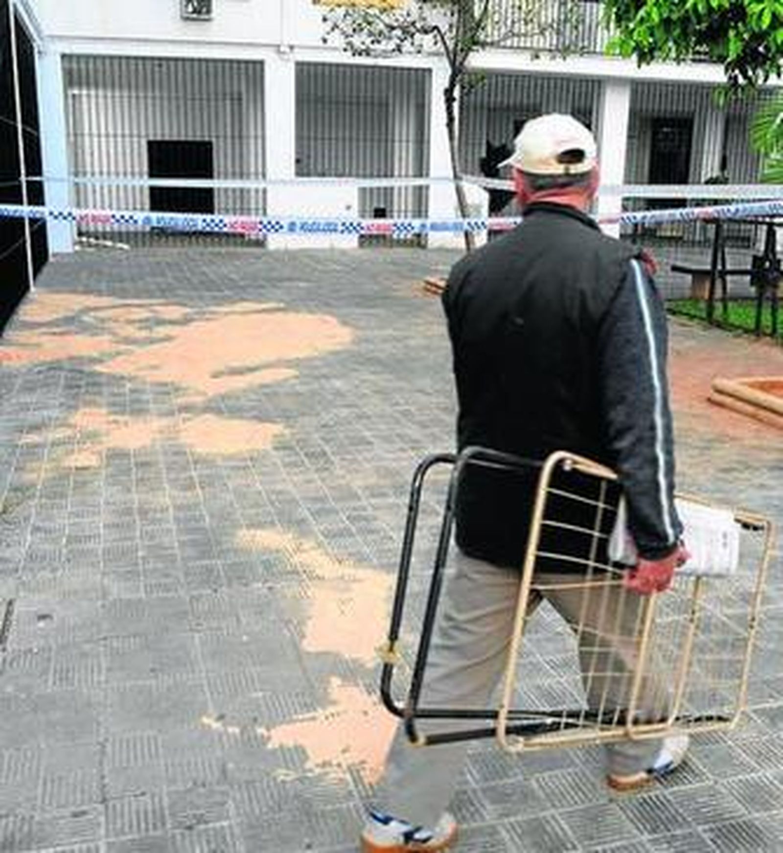 Un vecino pasa por la zona donde cayó Valeriano Díaz.