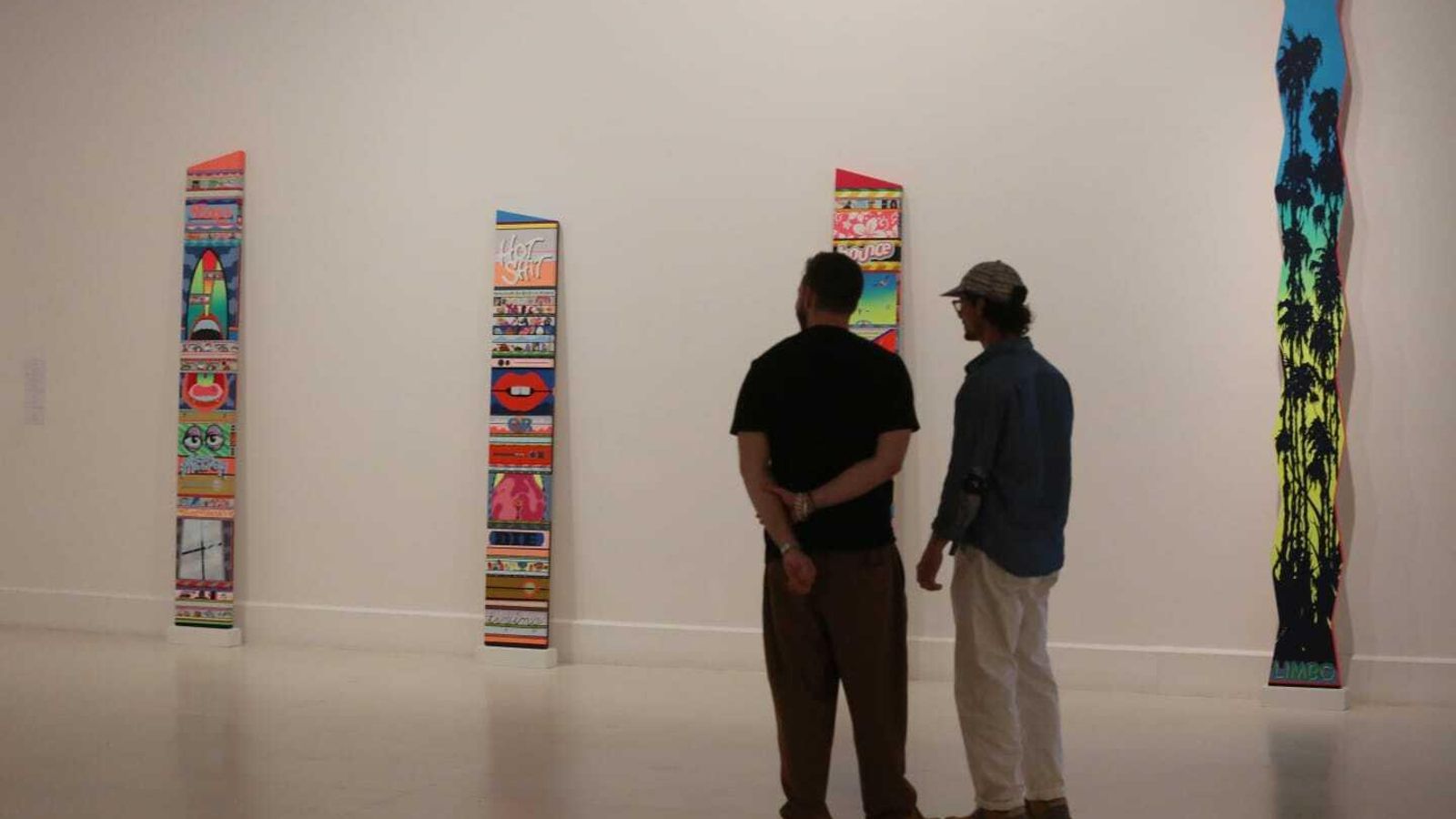 La exposición también recoge sus totems.