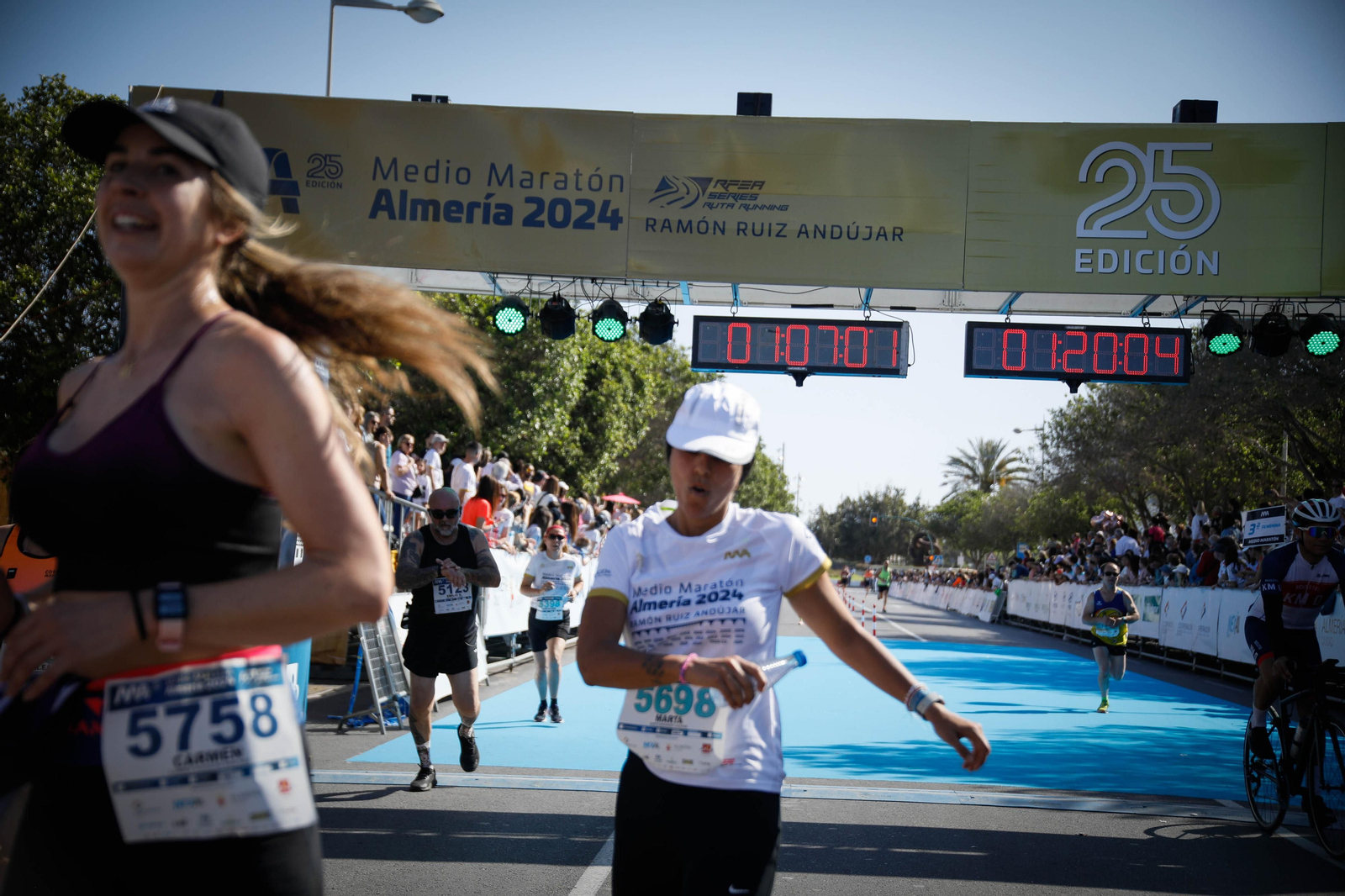 Imágenes de la llegada de la Media maratón Ciudad de Almería