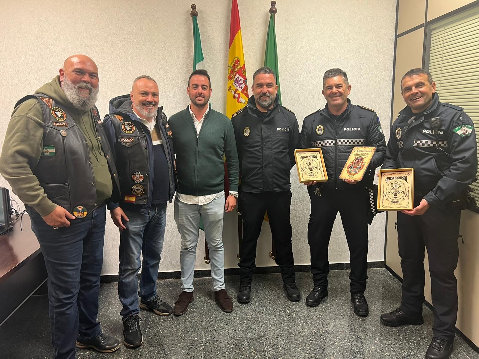 Miembros del Club Harley Davidson, con el concejal Jesús Garay y agentes de la Policía Local de El Puerto.