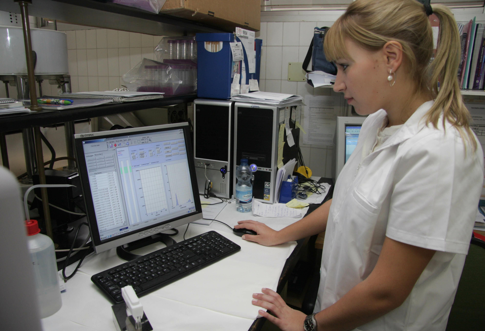 Una estudiante de Farmacia en el laboratorio de la Facultad.