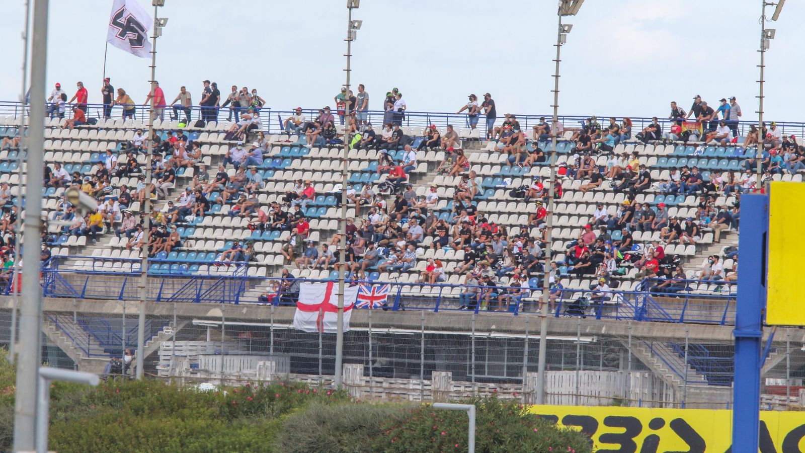 La grada X-1 del Circuito estuvo poblada de bastantes aficionados con ganas de carreras.