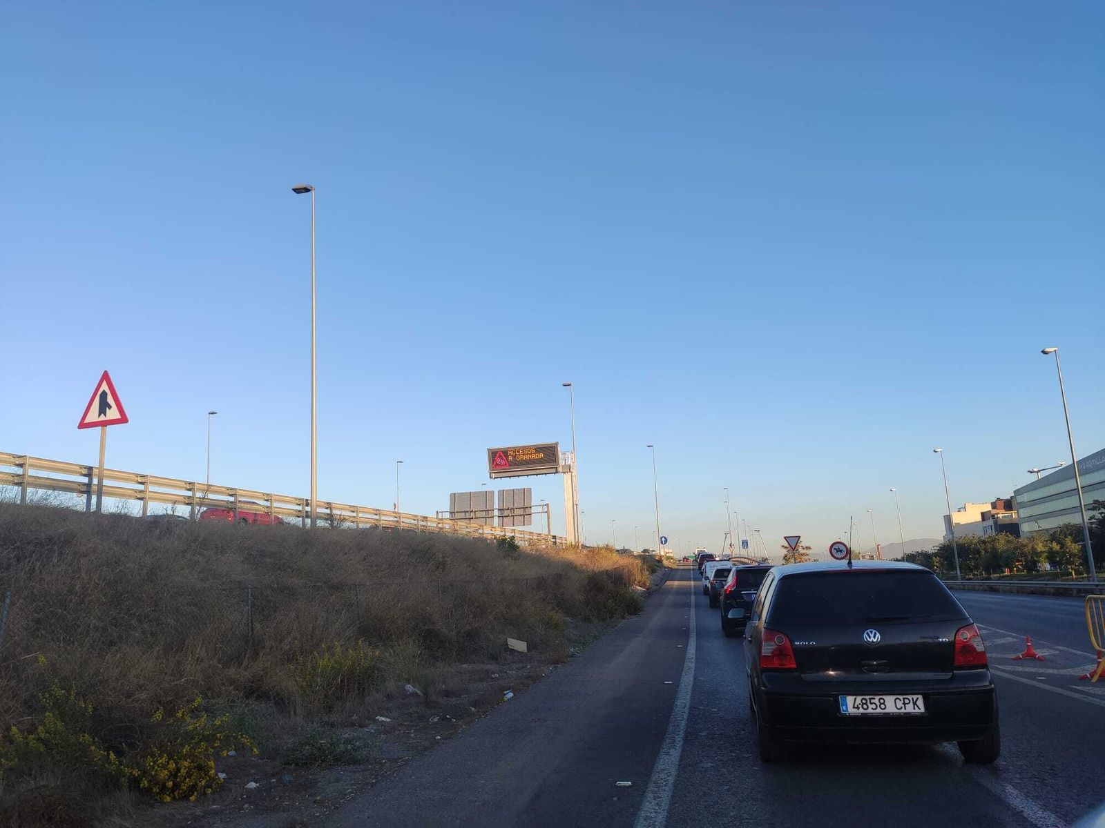 Tráfico en la entrada a la autovía por la rotonda del Nevada.
